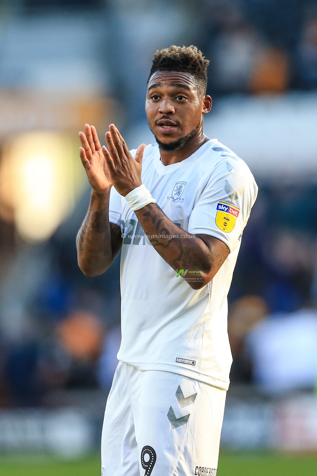 29th September 2018, KCOM Stadium, Hull , England; Sky Bet Championship, Hull City v Middlesbrough ; Britt Assombalonga (09) of Middlesbrough applauds the travelling fans

Credit:   Mark Cosgrove/News Images

English Football League images are subject to DataCo Licence