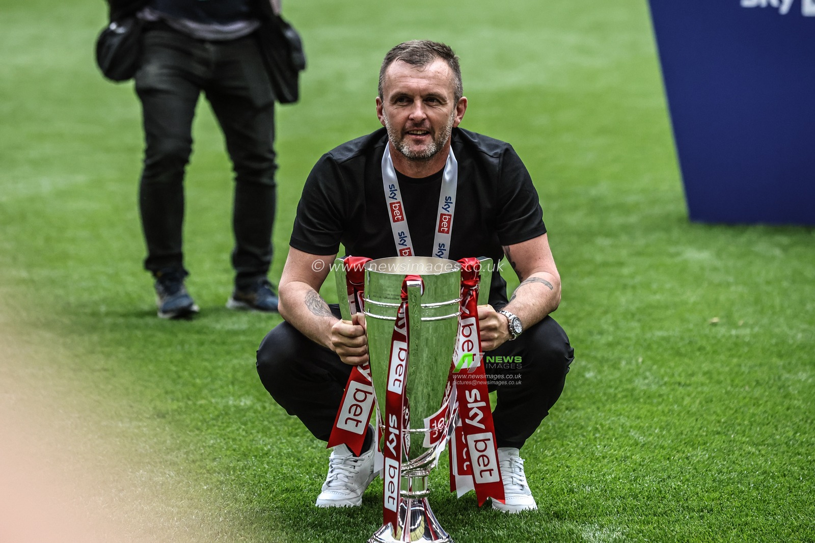 Nathan Jones manager of Charlton Athletic poses with the trophy during the Sky Bet League 1 Playoff Final match Charlton Athletic vs Leyton Orient at Wembley Stadium, London, United Kingdom, 25th May 2025

(Photo by Alfie Cosgrove/News Images)