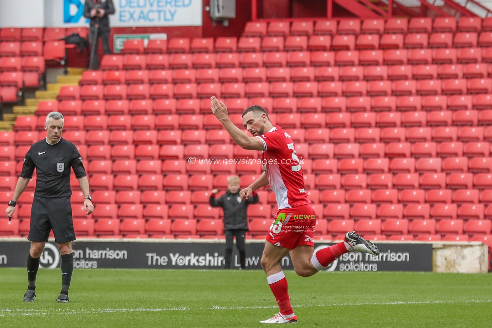 Adam Phillips of Barnsley celebrates his goal to make it 1-1 during the Sky Bet League 1 match Barnsley vs Reading at Oakwell, Barnsley, United Kingdom, 13th April 2024

(Photo by Alfie Cosgrove/News Images)