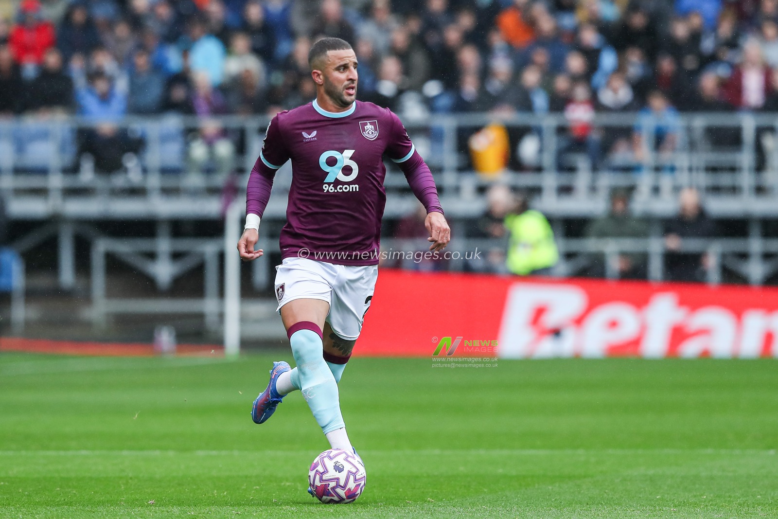 Kyle Walker of Burnley with ball at his feet during the Premier League match Burnley vs Nottingham Forest at Turf Moor, Burnley, United Kingdom, 20th September 2025

(Photo by Jorge Horsted/News Images)