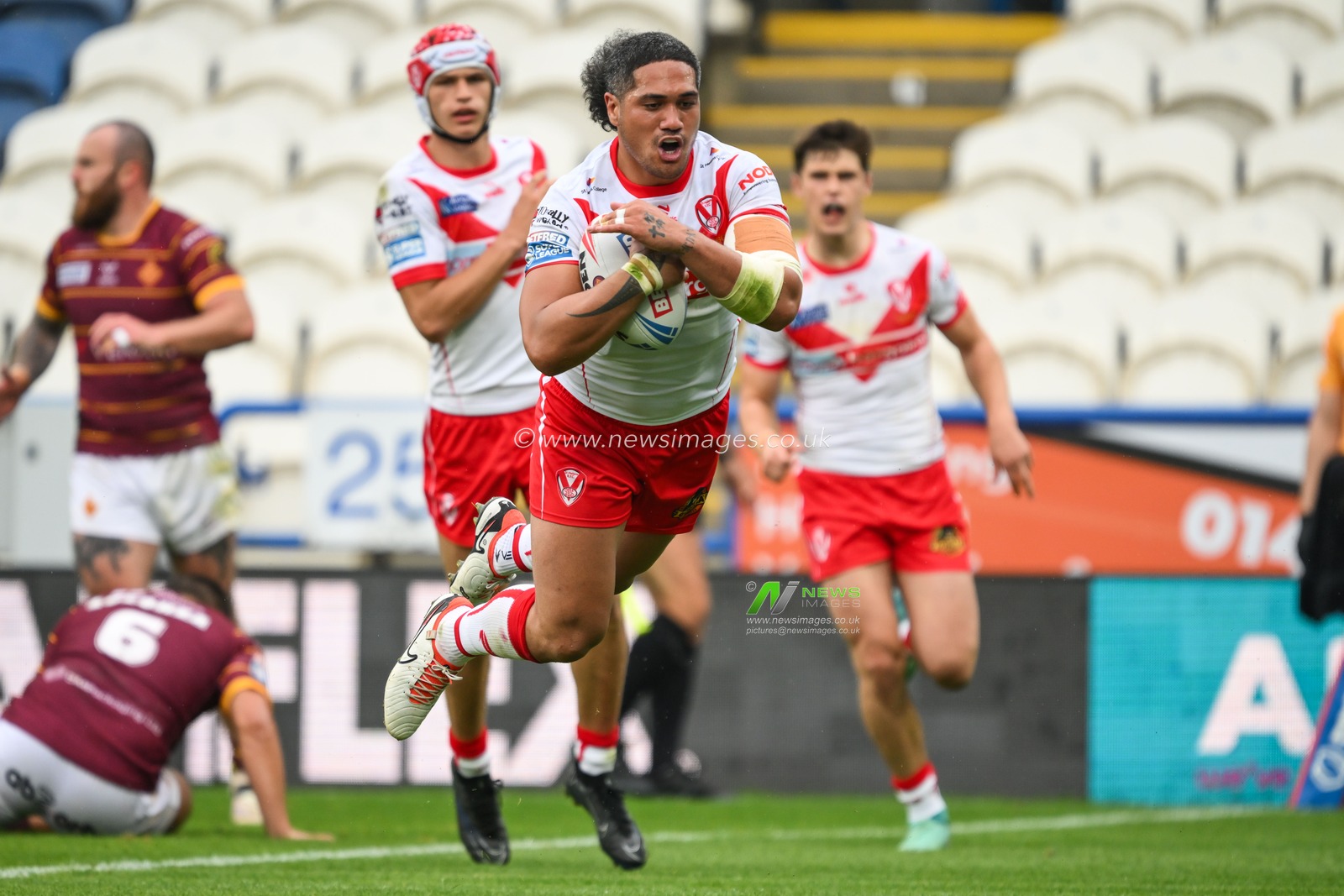 Sione Mataâ€™utia of St. Helens goes over for a try during the Betfred Super League Round 24 match Huddersfield Giants vs St Helens at John Smith's Stadium, Huddersfield, United Kingdom, 1st September 2024

(Photo by Craig Thomas/News Images)