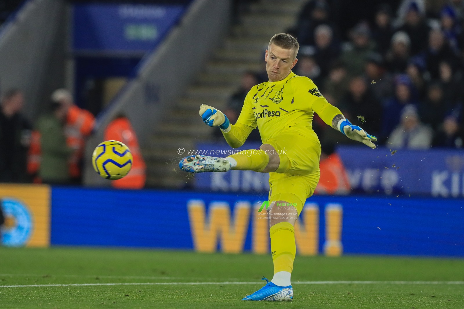 1st December 2019, King Power Stadium, Leicester, England; Premier League, Leicester City v Everton : Jordan Pickford (1) of Everton kicks the ball out 


Credit: Mark Cosgrove/News Images
