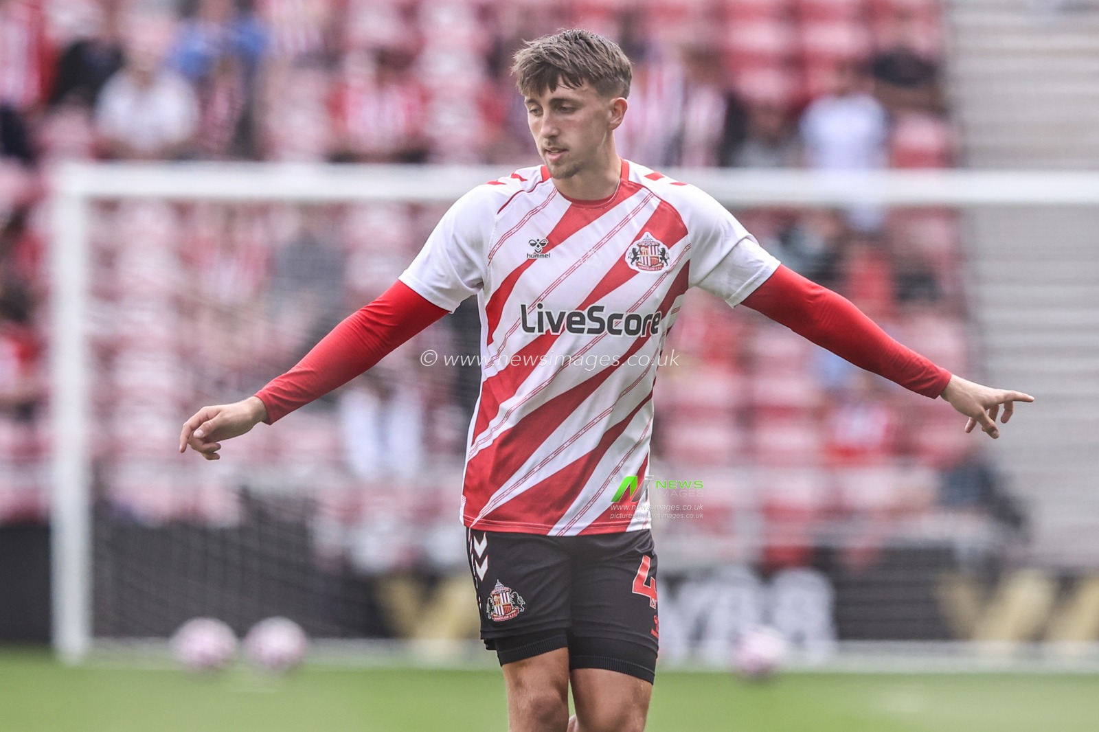 Dan Neil of Sunderland in the pregame warmup session during the Premier League match Sunderland vs West Ham United at Stadium Of Light, Sunderland, United Kingdom, 16th August 2025

(Photo by Alfie Cosgrove/News Images)
