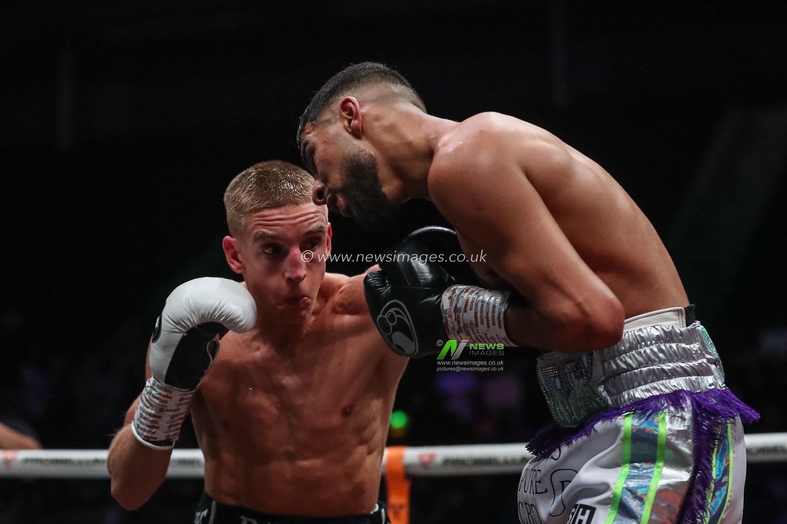 Jack Bateson lands a left hook in the Jack Bateson vs Shabaz Masoud fight at the Sunny Edwards vs Felix Alvarado card at Utilita Arena, Sheffield, United Kingdom, 11th November 2022

(Photo by Gareth Evans/News Images)