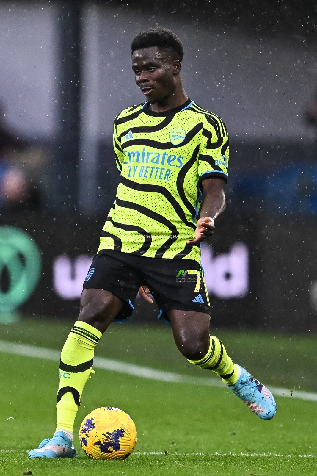 Bukayo Saka of Arsenal passes the ballduring the Premier League match Burnley vs Arsenal at Turf Moor, Burnley, United Kingdom, 17th February 2024

(Photo by Craig Thomas/News Images)