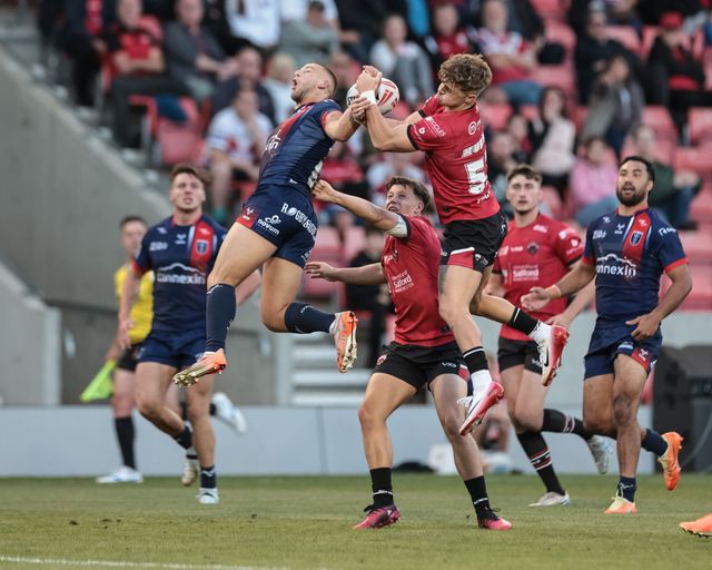 James Batchelor of Hull KR and Declan Murphy of Salford Red Devils breaks with the ball during the Betfred Super League Round 20 Salford Red Devils vs Hull KR at Salford Community Stadium, Eccles, United Kingdom, 31st July 2025

(Photo by Mark Cosgrove/News Images)