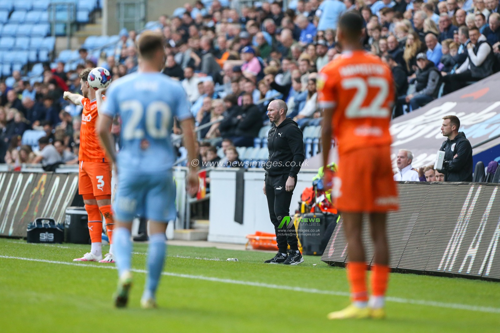 Michael Appleton manager of Blackpool watches on during the Sky Bet Championship match Coventry City vs Blackpool at Coventry Building Society Arena, Coventry, United Kingdom, 29th October 2022

(Photo by Arron Gent/News Images)