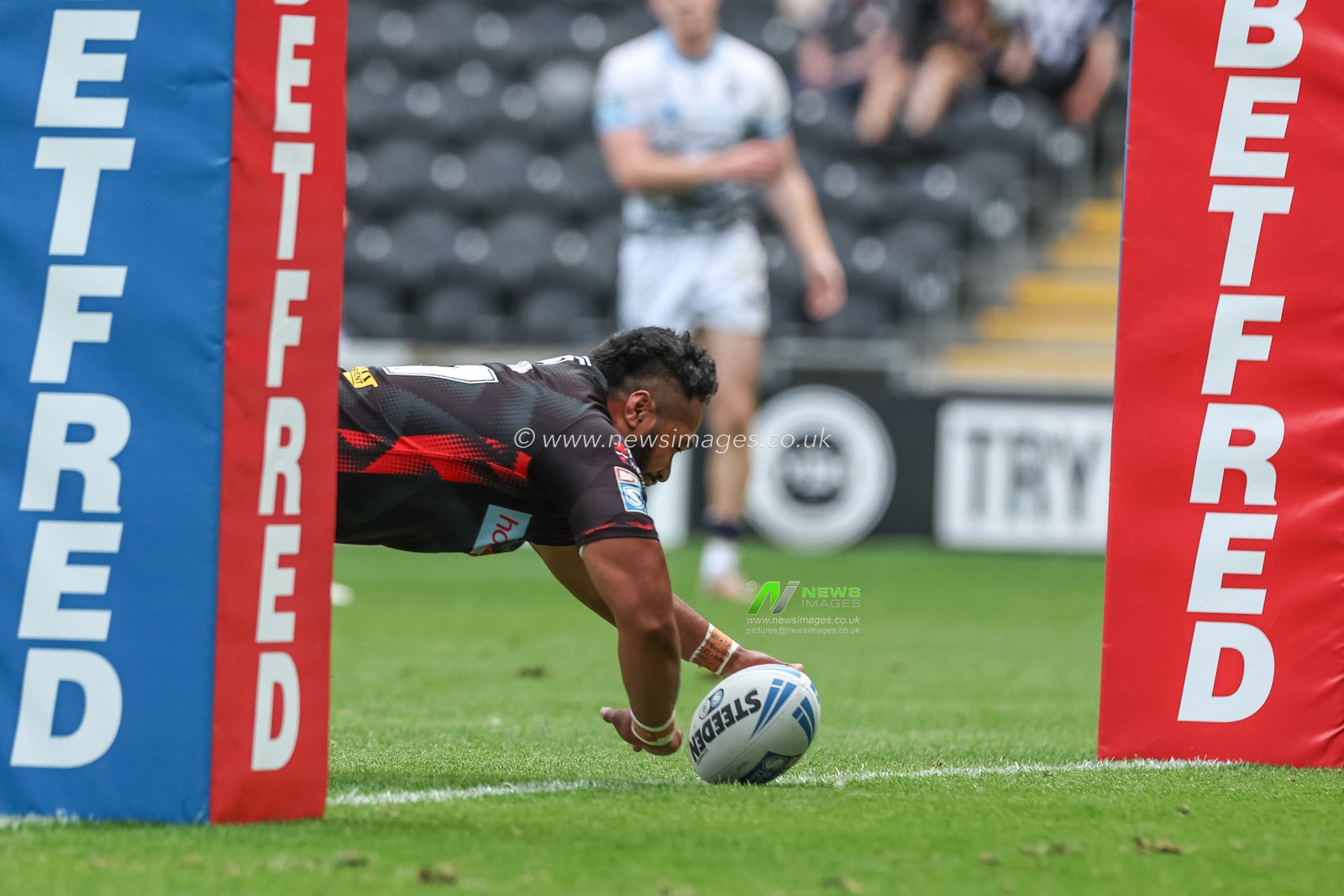 Agnatius Paasi of St. Helens goes over for a try during the Betfred Super League Round 20 match Hull FC vs St Helens at MKM Stadium, Hull, United Kingdom, 3rd August 2024

(Photo by Mark Cosgrove/News Images)