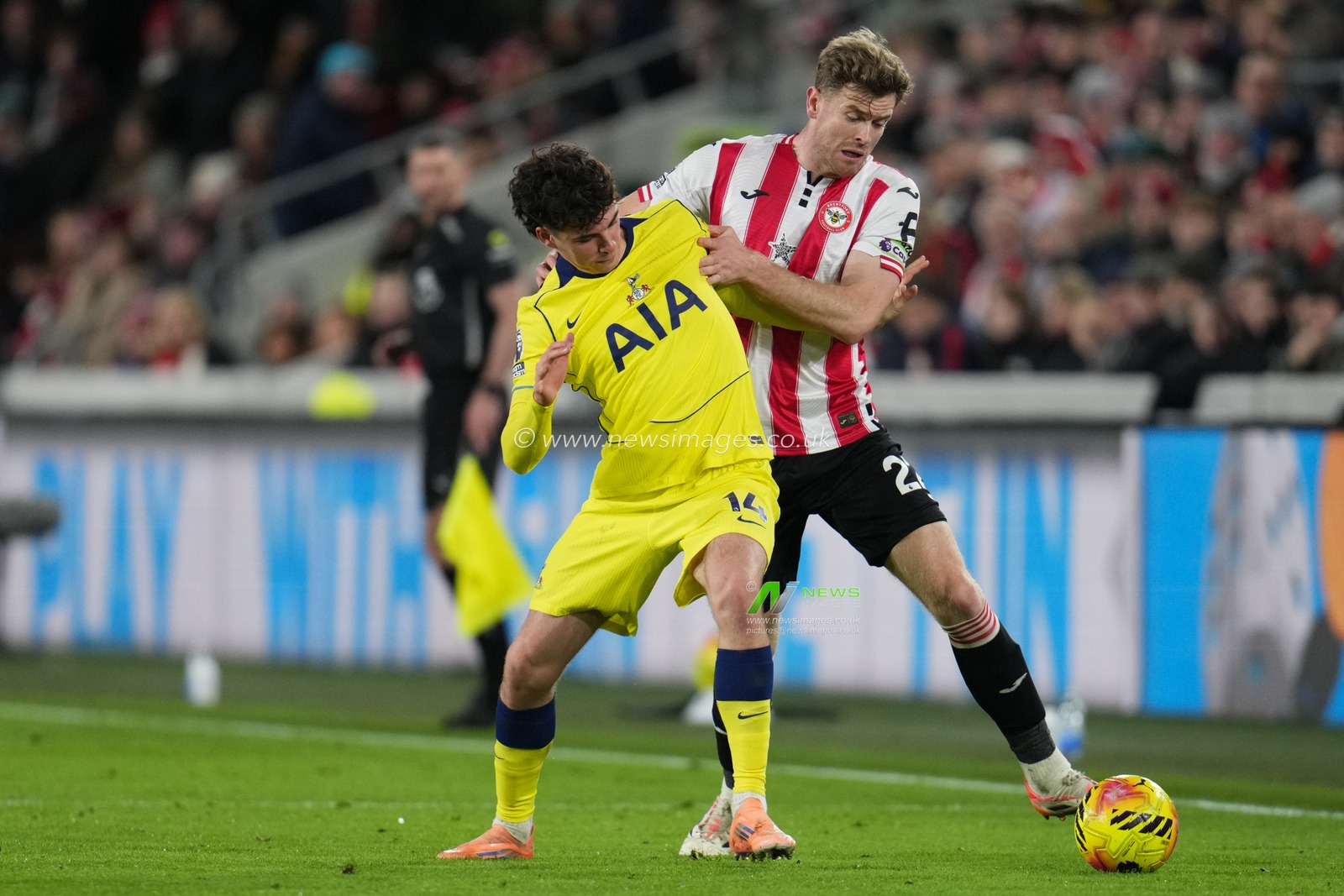 Nathan Collins of Brentford battles Archie Gray of Tottenham Hotspur for the ball during the Premier League match Brentford vs Tottenham Hotspur at The Gtech Community Stadium, London, United Kingdom, 1st January 2026

(Photo by Harvey Murphy/News Images)

*** GER AUT SUI OUT ***
