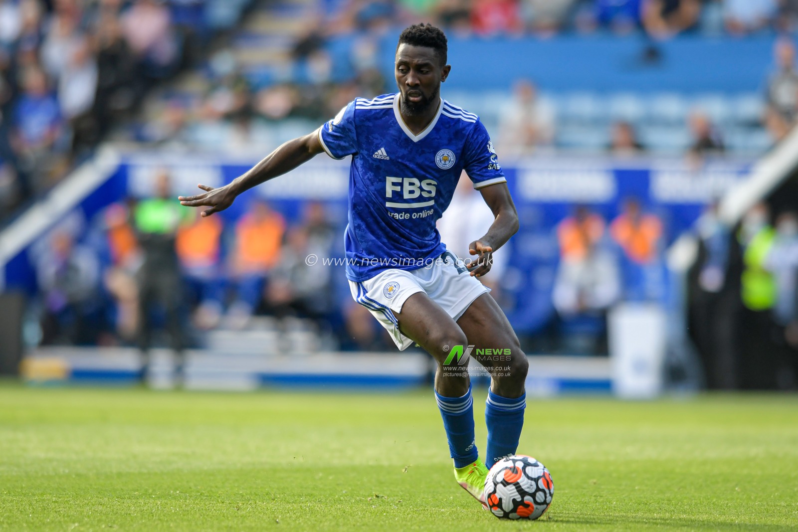 Wilfred Ndidi #25 of Leicester City with the ball