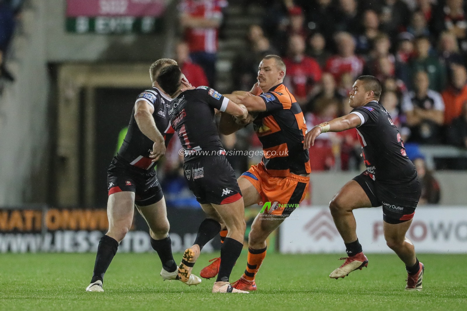 26th September 2019 ,  AJ Bell Stadium, Salford, England;  Betfred Super League Rugby, Round Eliminator 2, Salford Red Devils vs Castleford Tigers ; Cheyse Blair (35) of Castleford Tigers makes a break 

Credit: Mark Cosgrove/News Images