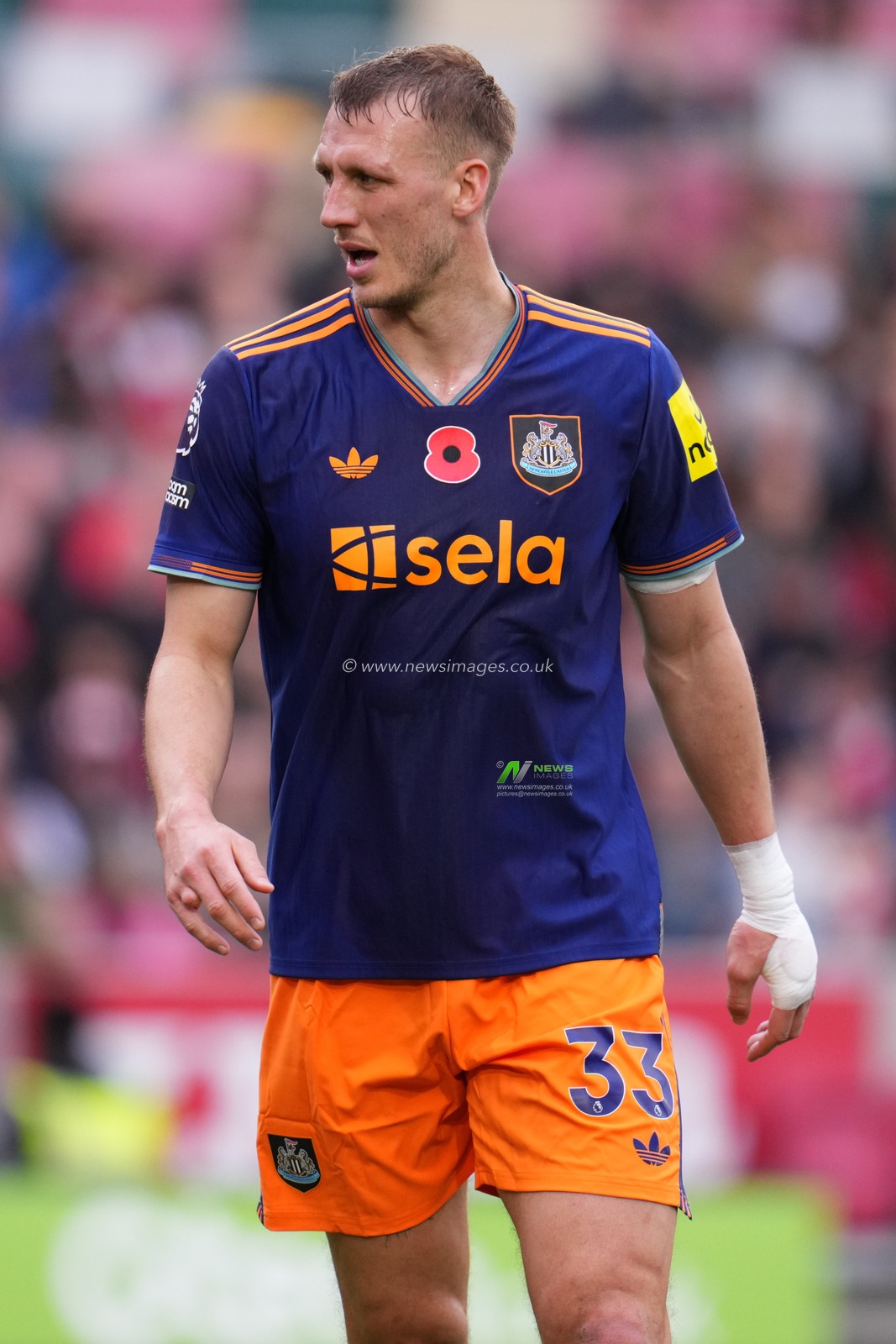 Dan Burn of Newcastle United during the Premier League match Brentford vs Newcastle United at The Gtech Community Stadium, London, United Kingdom, 9th November 2025

(Photo by Harvey Murphy/News Images)

*** GER AUT SUI OUT ***