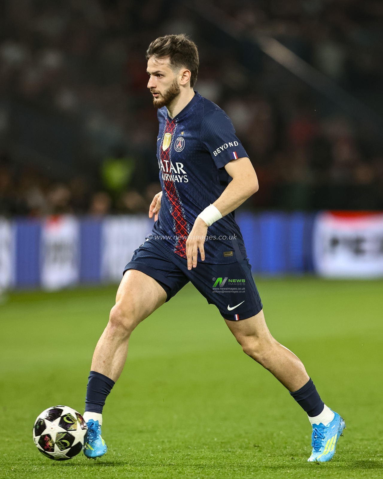 Khvicha Kvaratskhelia of Paris Saint-Germain with the ball during the UEFA Champions League Quarter Finals match Paris Saint-Germain vs Liverpool at Parc des Princes, Paris, France on 08 April 2026

(Photo by Alfie Cosgrove/News Images)