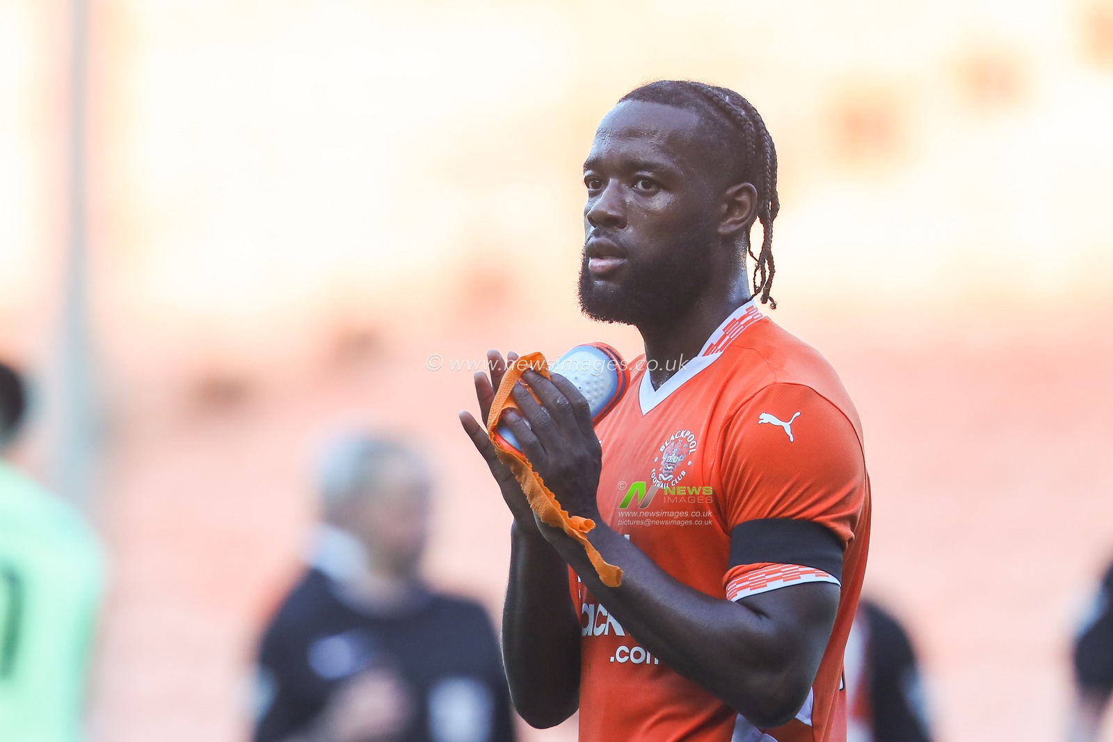 Josh Onomah of Blackpool applauds the home fans after the Sky Bet League 1 match Blackpool vs Barnsley at Bloomfield Road, Blackpool, United Kingdom, 19th October 2024

(Photo by Gareth Evans/News Images)