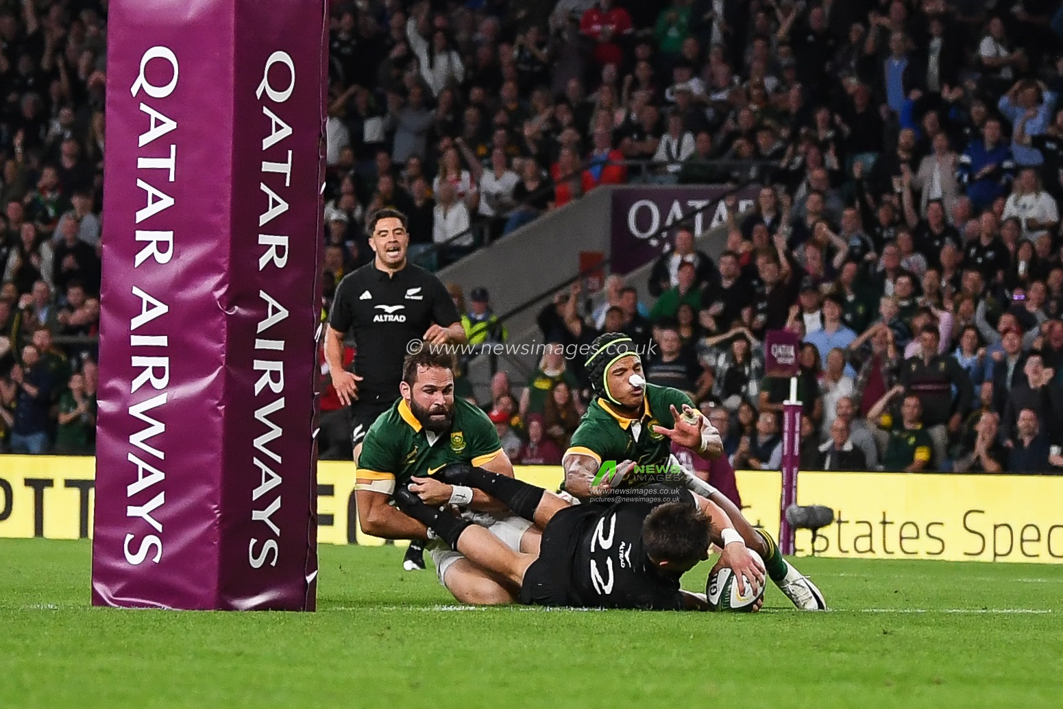 Cam Roigard of New Zealand goes over for a try during the International match South Africa vs New Zealand at Twickenham Stadium, Twickenham, United Kingdom, 25th August 2023

(Photo by Mike Jones/News Images)