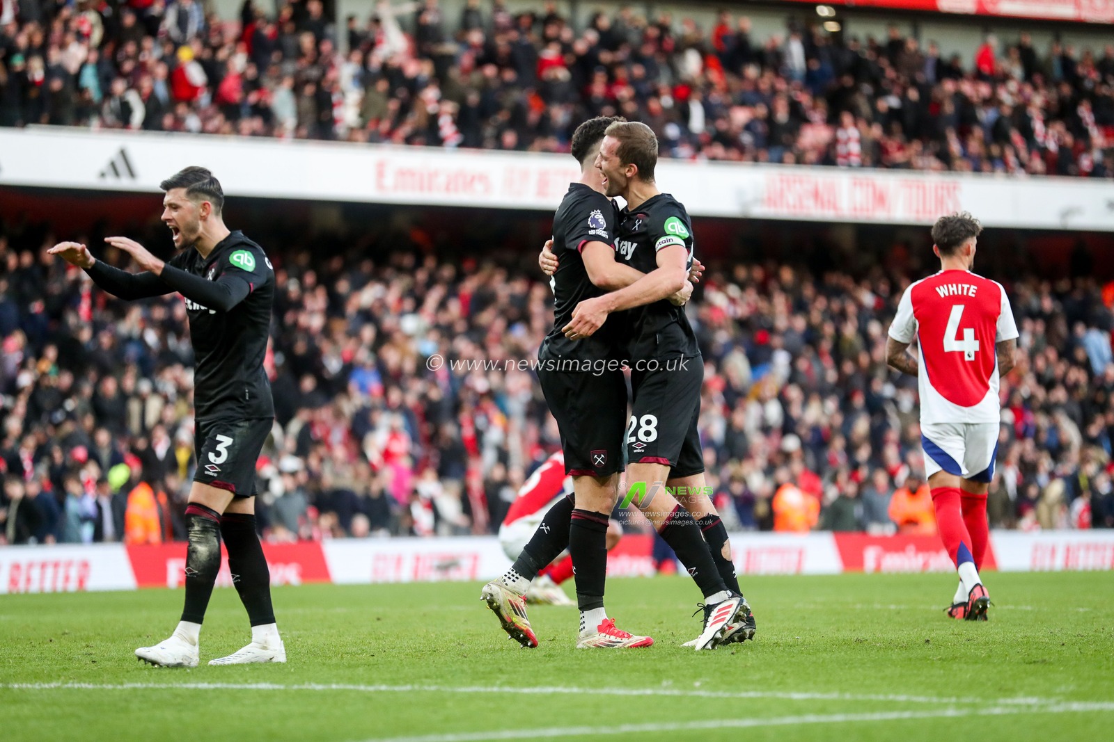 Maximilian Kilman celebrates with Tomas Soucek of West Ham United after the teams victory following the Premier League match Arsenal vs West Ham United at Emirates Stadium, London, United Kingdom, 22nd February 2025

(Photo by Izzy Poles/News Images)