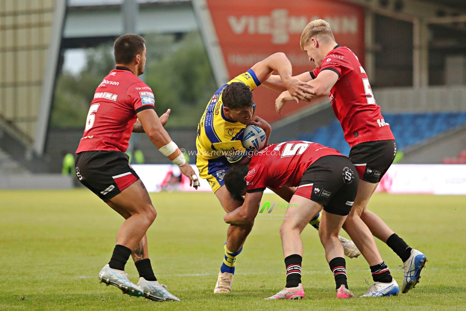 Cain Robb of Salford Red Devils tackles Sam Stone of Warrington Wolves during the Betfred Super League round 17 match Salford Red Devils vs Warrington Wolves at Salford Community Stadium, Eccles, United Kingdom, 4th July 2025(Photo by Sam Eaden/News Images)