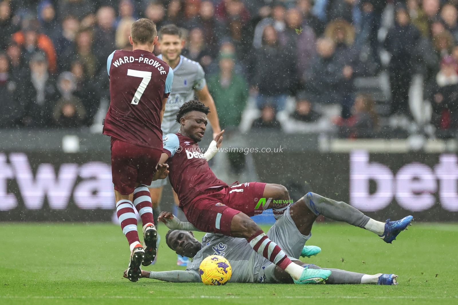 Amadou Onana #8 of Everton slides into Mohammed Kudus #14 of West Ham United and injures himself during the Premier League match West Ham United vs Everton at London Stadium, London, United Kingdom, 29th October 2023

(Photo by Mark Cosgrove/News Images)