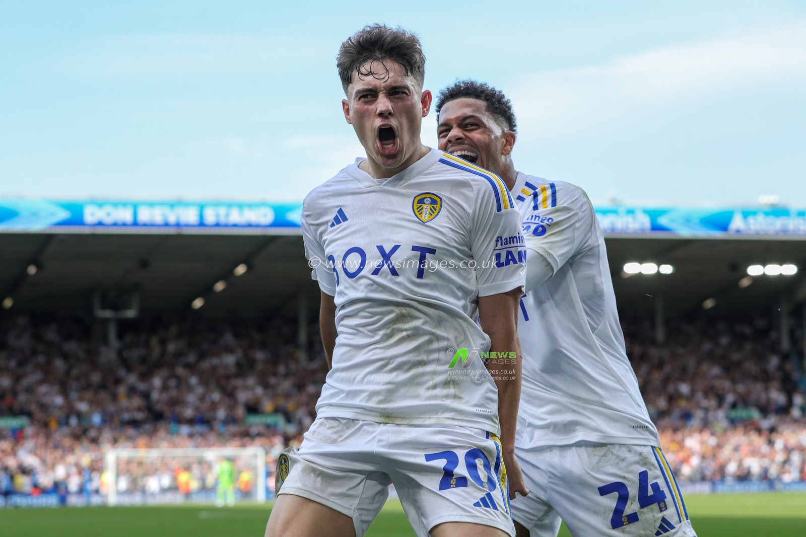 Daniel James #20 of Leeds United celebrates his goal with Georgina Rutter and makes the score 1-0 during the Sky Bet Championship match Leeds United vs Bristol City at Elland Road, Leeds, United Kingdom, 7th October 2023

(Photo by James Heaton/News Images)