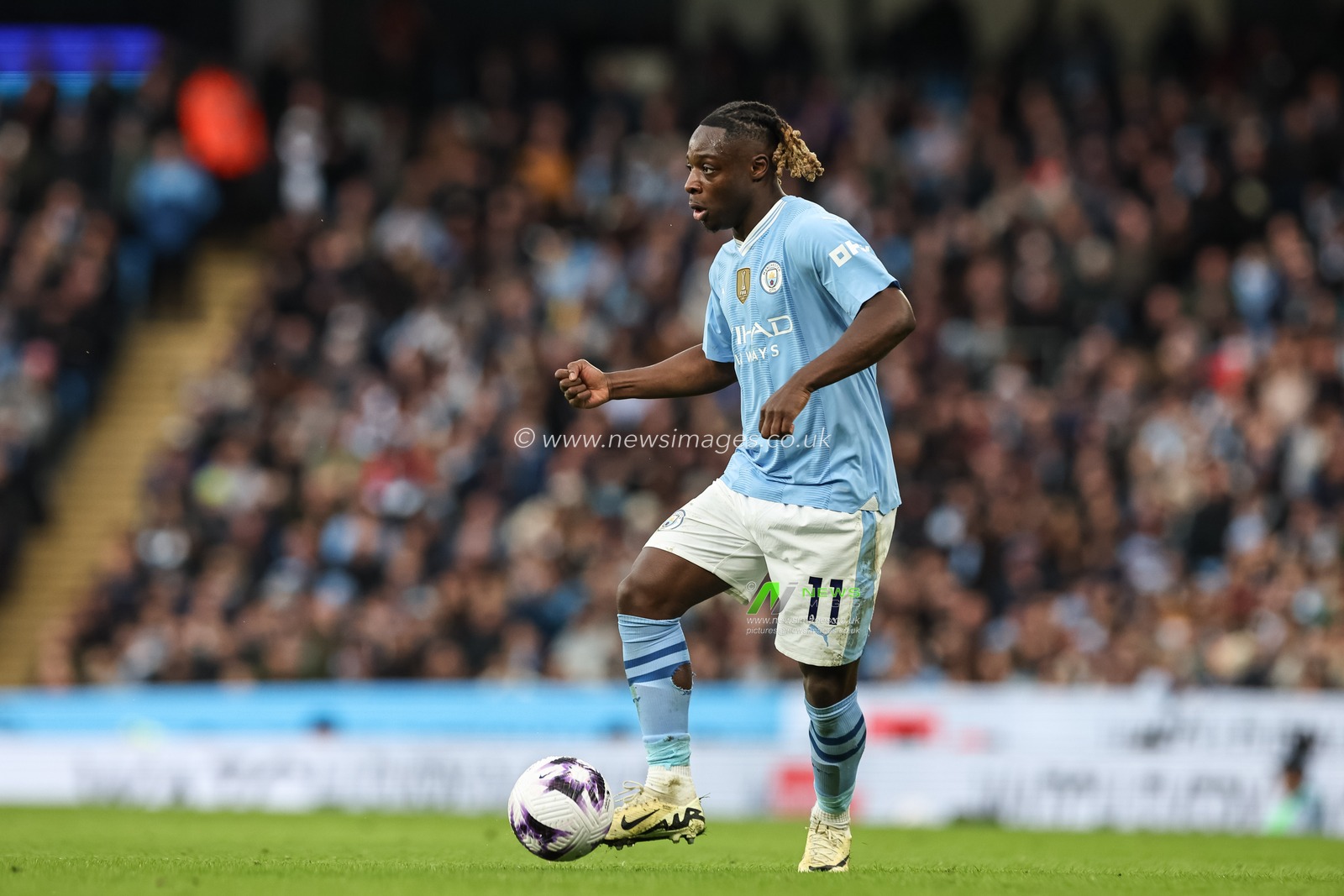 JÃ©rÃ©my Doku of Manchester City with the ball during the Premier League match Manchester City vs Manchester United at Etihad Stadium, Manchester, United Kingdom, 3rd March 2024

(Photo by Mark Cosgrove/News Images)
