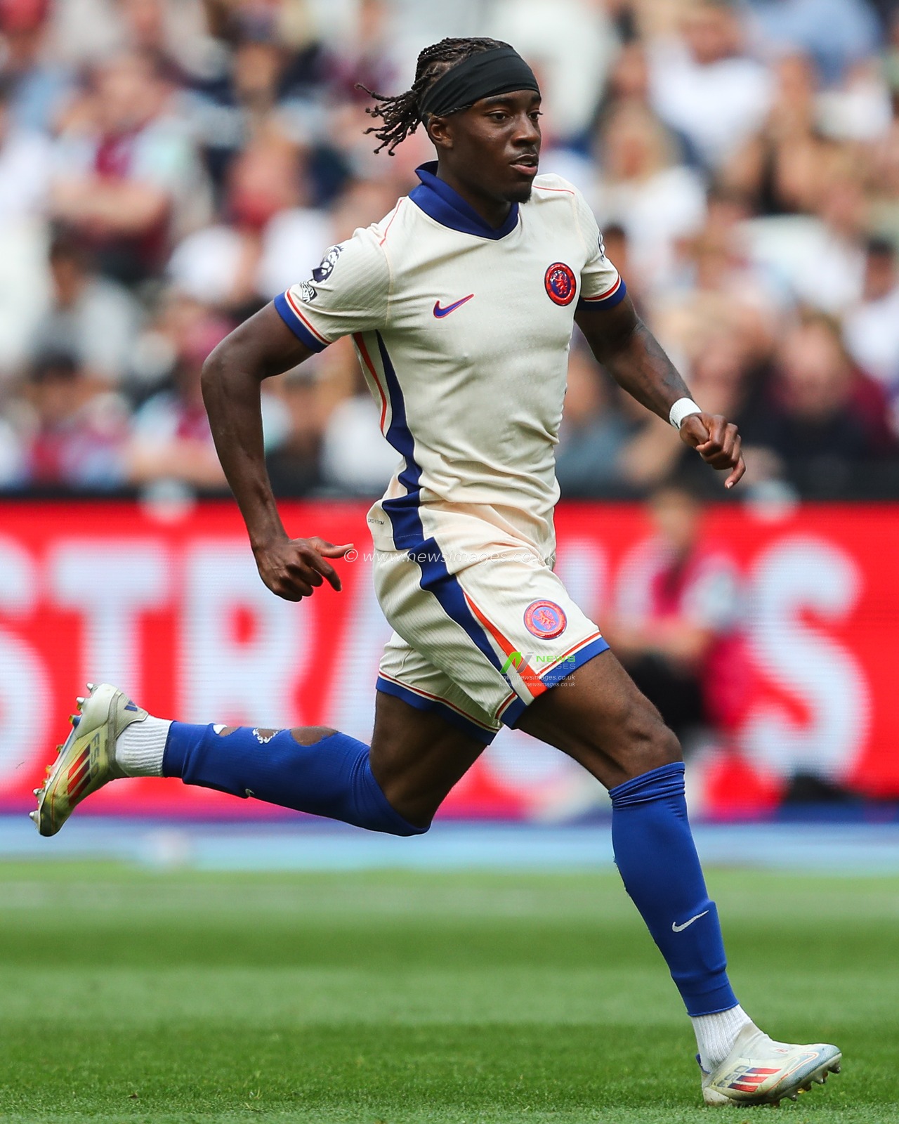 Noni Madueke of Chelsea during the Premier League match West Ham United vs Chelsea at London Stadium, London, United Kingdom, 21st September 2024

(Photo by Gareth Evans/News Images)