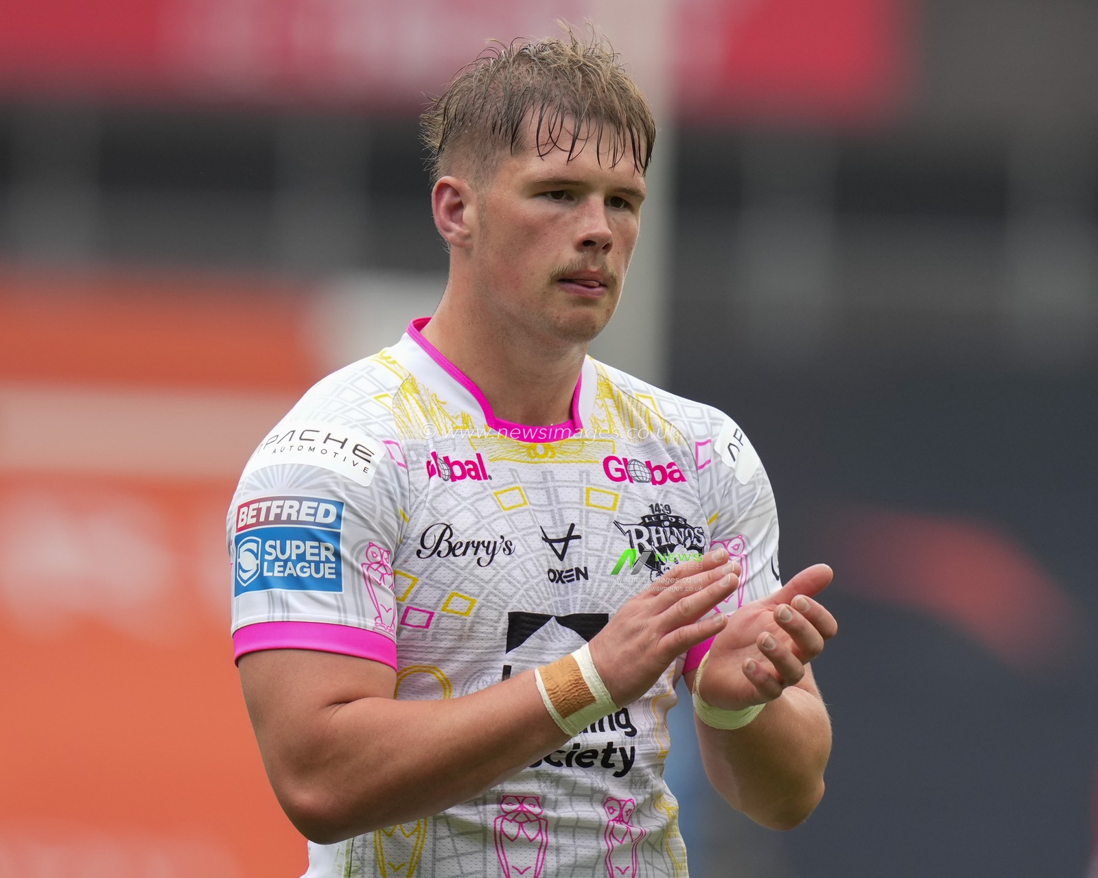 A dejected Tom Holroyd #18 of Leeds Rhinos salutes the fans after the Betfred Super League Round 23 match Huddersfield Giants vs Leeds Rhinos at John Smith's Stadium, Huddersfield, United Kingdom, 27th August 2023

(Photo by Steve Flynn/News Images)