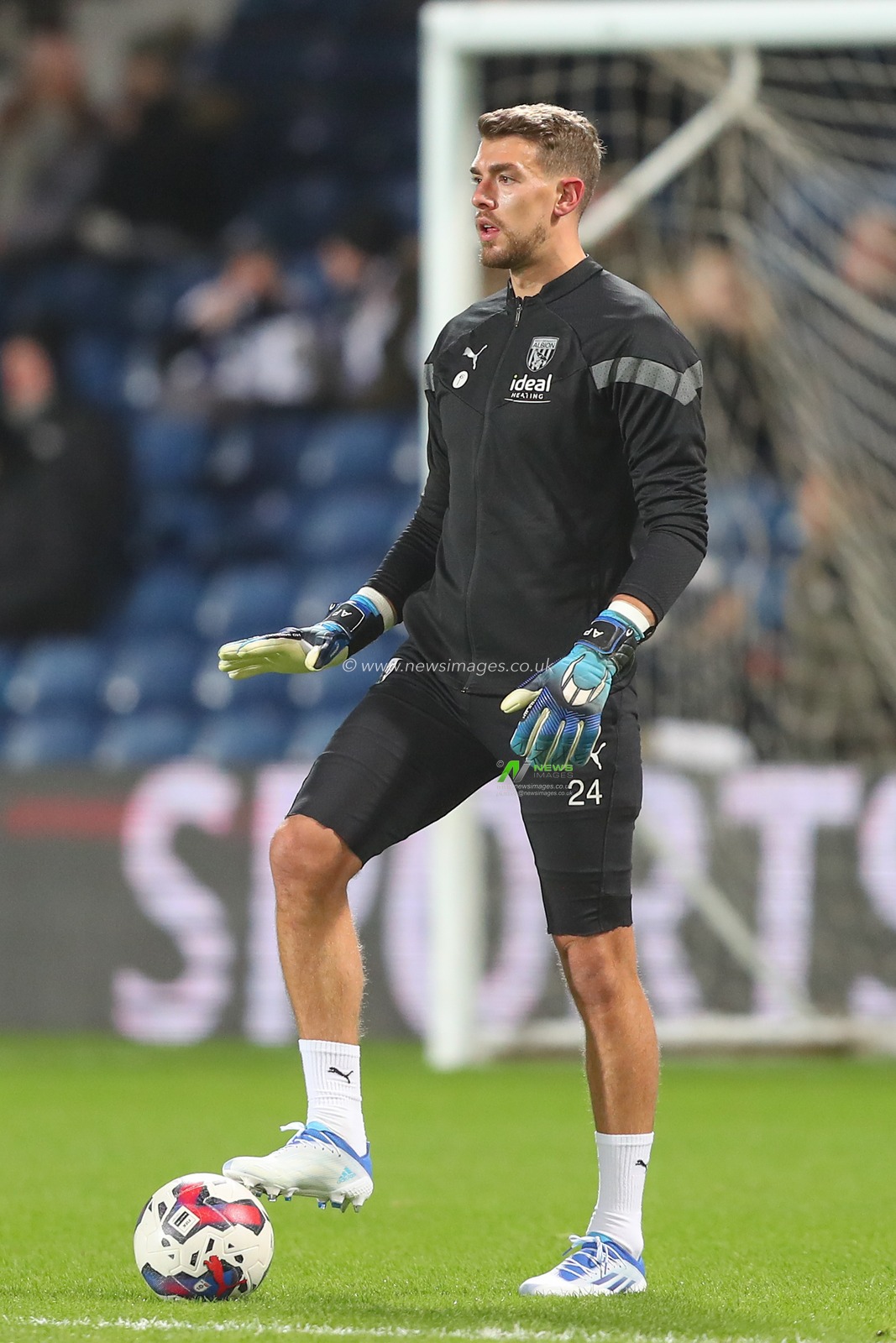 Alex Palmer #24 of West Bromwich Albion during the pre-game warm up ahead of the Sky Bet Championship match West Bromwich Albion vs Preston North End at The Hawthorns, West Bromwich, United Kingdom, 29th December 2022

(Photo by Gareth Evans/News Images)