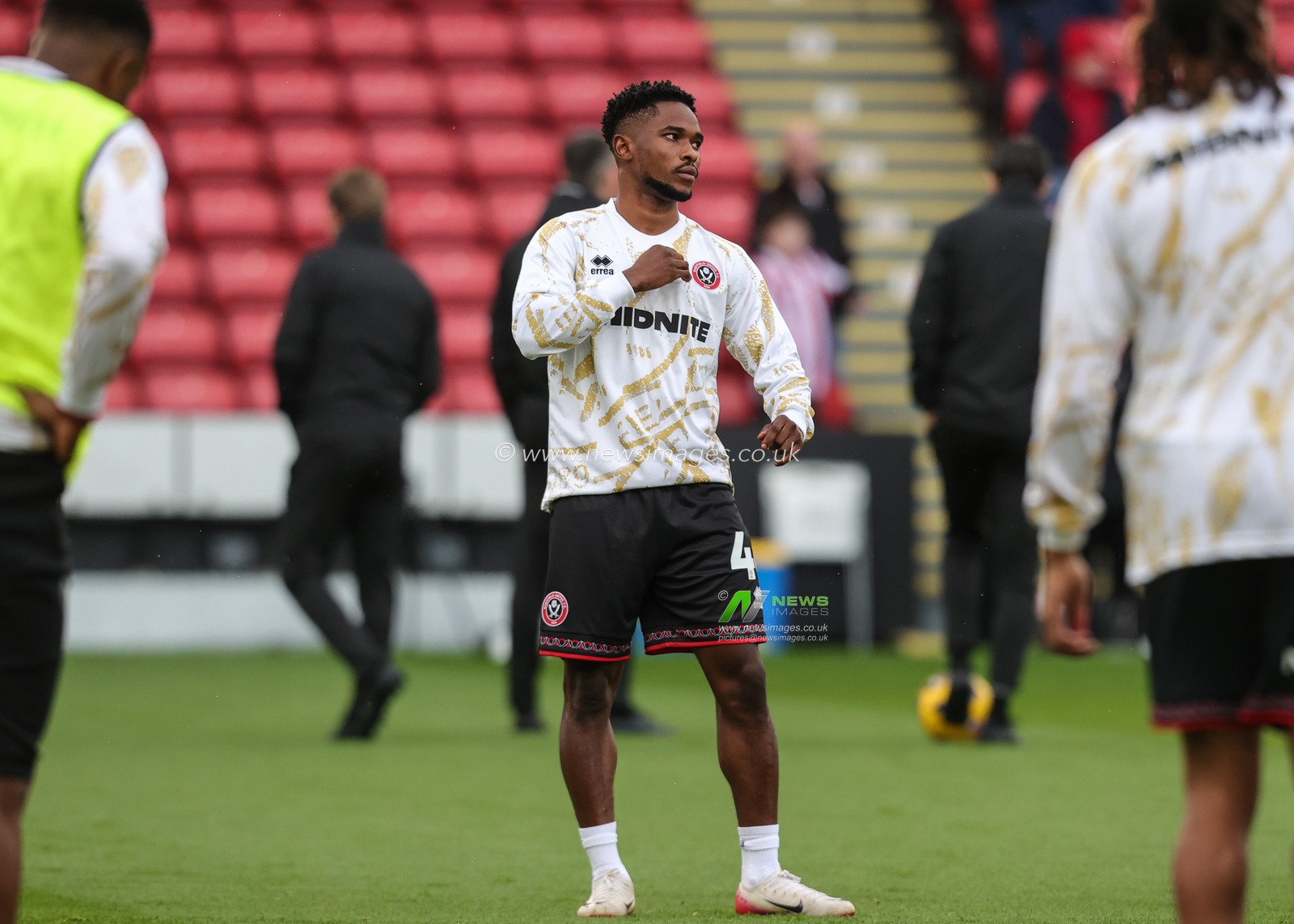 Oliver Arblaster of Sheffield United in the pregame warmup session during the Sky Bet Championship match Sheffield United vs Derby County at Bramall Lane, Sheffield, United Kingdom, 1st November 2025

(Photo by Richard Bierton/News Images)

*** GER AUT SUI OUT ***