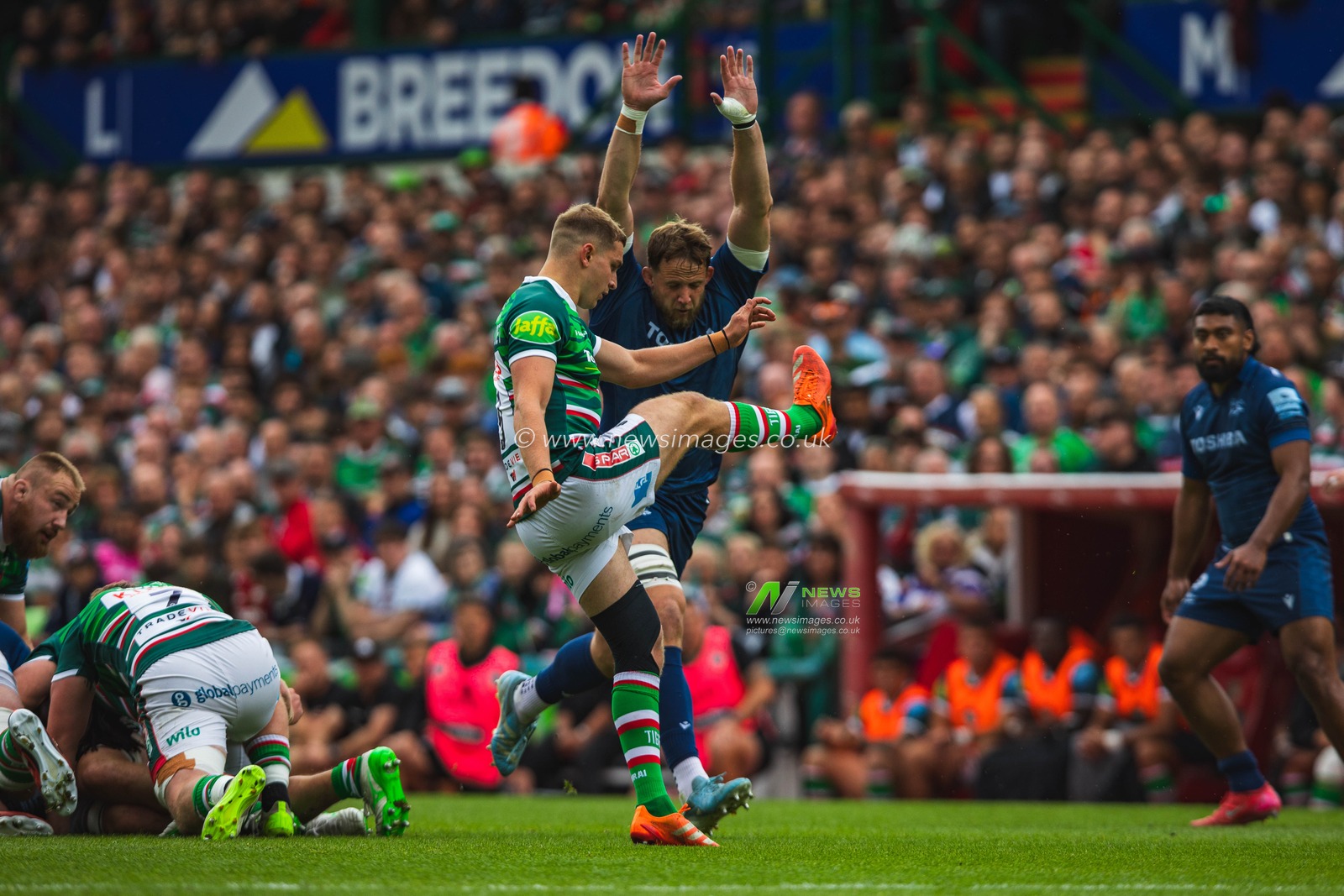 Jack van Poortvliet of Leicester Tigers during the Gallagher Premiership Play-off Semi-final Leicester Tigers vs Sale Sharks at Mattioli Woods Welford Road Stadium, Leicester, United Kingdom, 7th June 2025

(Photo by Craig Evans/News Images)