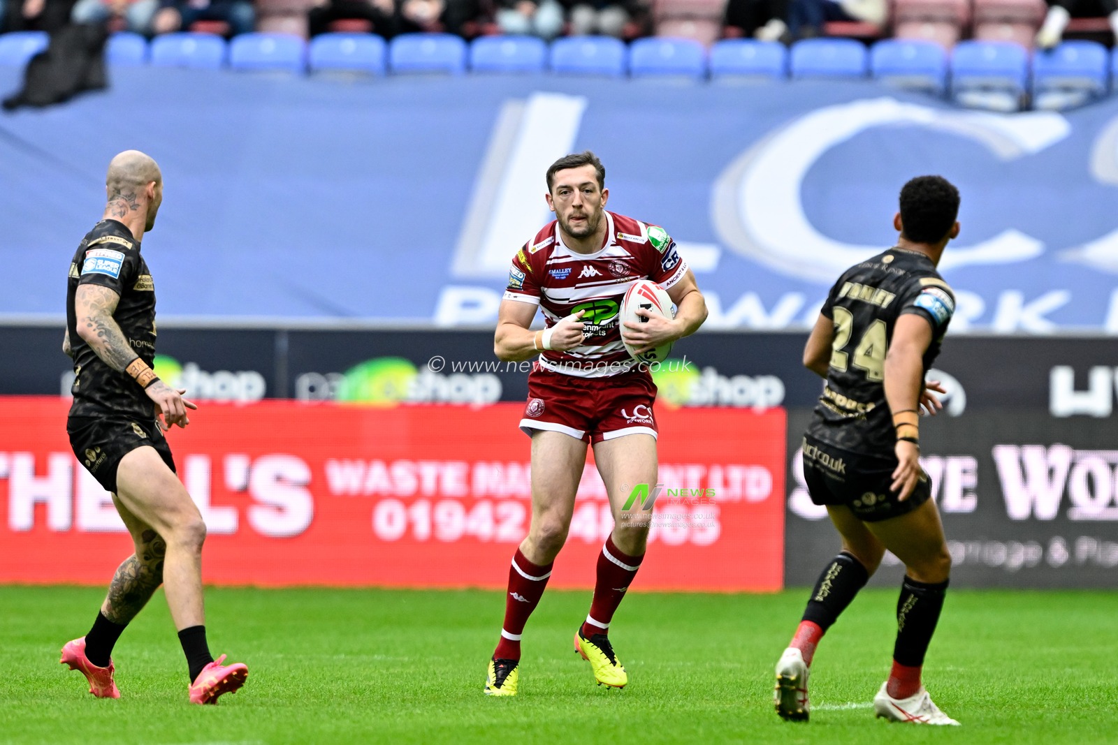 Jake Wardle of Wigan Warriors breaks forwards during the Betfred Super League Round 16 match Wigan Warriors vs Leigh Leopards at DW Stadium, Wigan, United Kingdom, 5th July 2024

(Photo by Cody Froggatt/News Images)