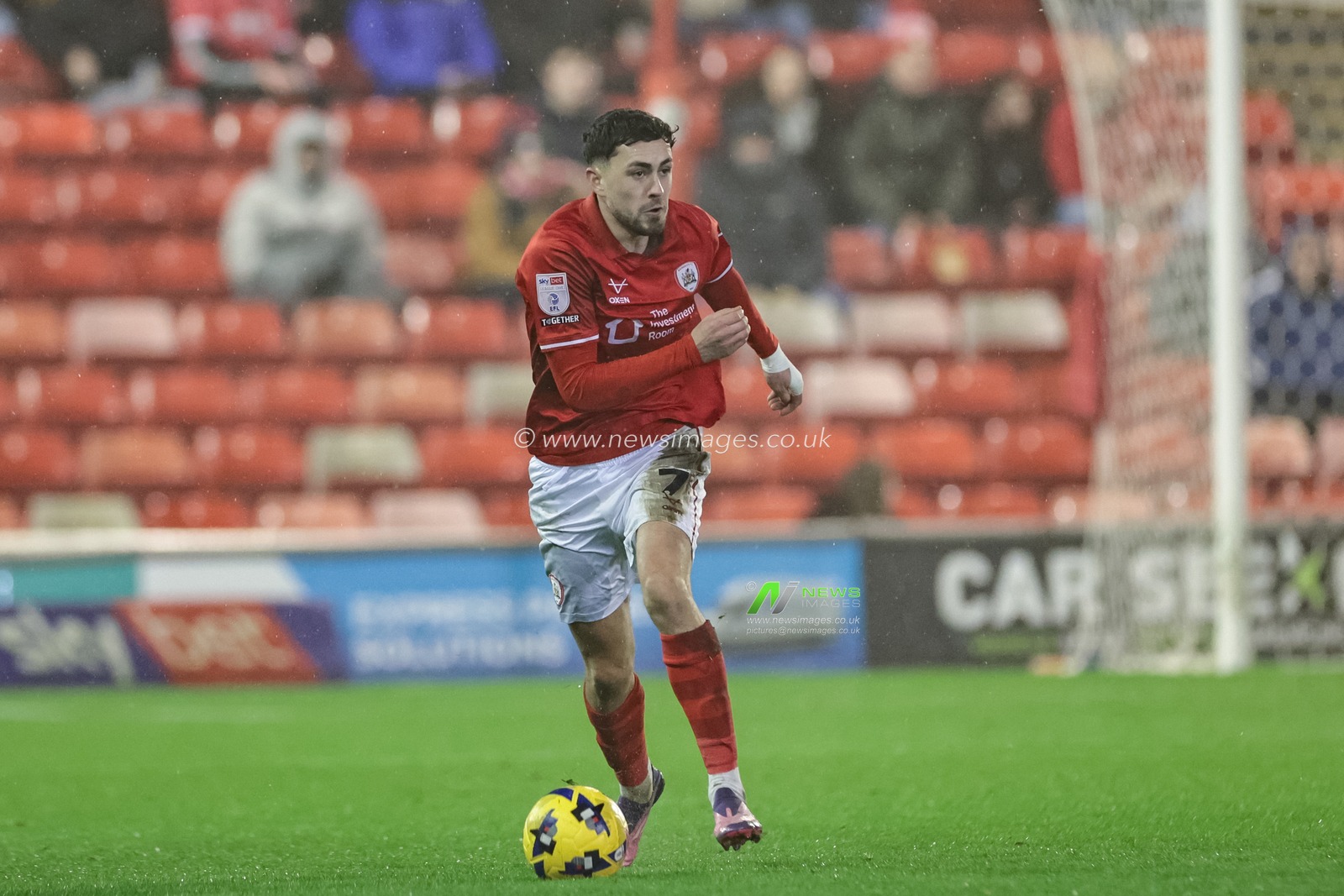 Corey O'Keeffe of Barnsley breaks with the ball during the Sky Bet League 1 match Barnsley vs Northampton Town at Oakwell, Barnsley, United Kingdom, 3rd February 2026

(Photo by Mark Cosgrove/News Images)