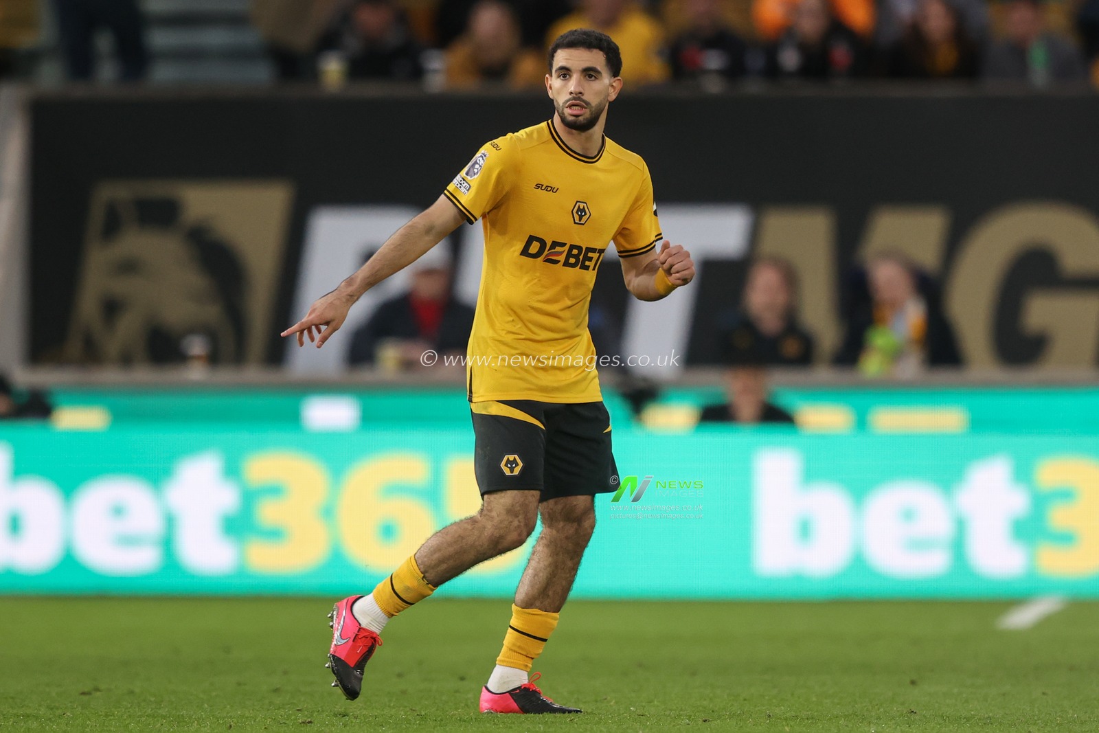 Rayan AÃ¯t-Nouri of Wolverhampton Wanderers gives his team instructions during the Premier League match Wolverhampton Wanderers vs Liverpool at Molineux, Wolverhampton, United Kingdom, 28th September 2024

(Photo by Alfie Cosgrove/News Images)