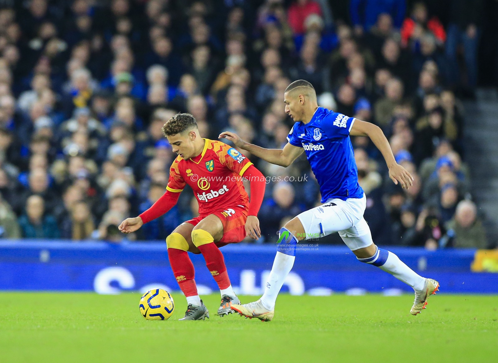 23rd November 2019, Goodison Park, Liverpool, England; Premier League, Everton v Norwich City : Max Aarons (2) of Norwich City shields the ball from Richarlison (7) of Everton

Credit: Conor Molloy/News Images