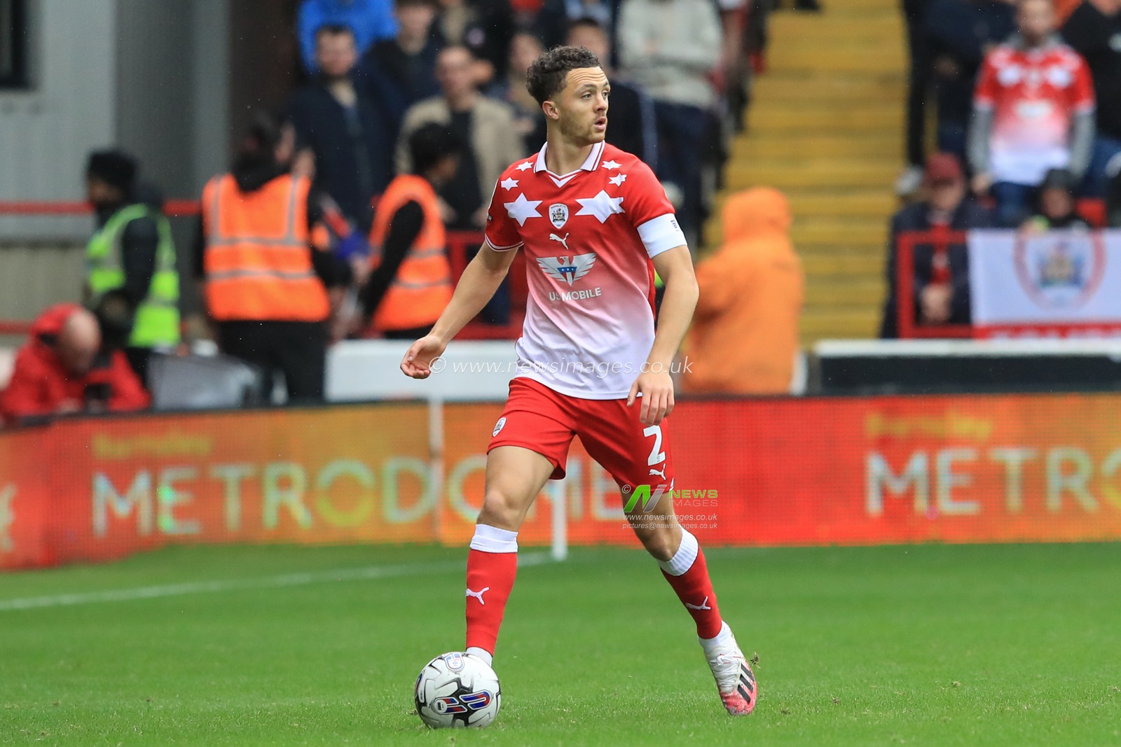 Jordan Williams #2 of Barnsley with the ball during the Sky Bet League 1 match Barnsley vs Blackpool at Oakwell, Barnsley, United Kingdom, 30th September 2023

(Photo by Alfie Cosgrove/News Images)