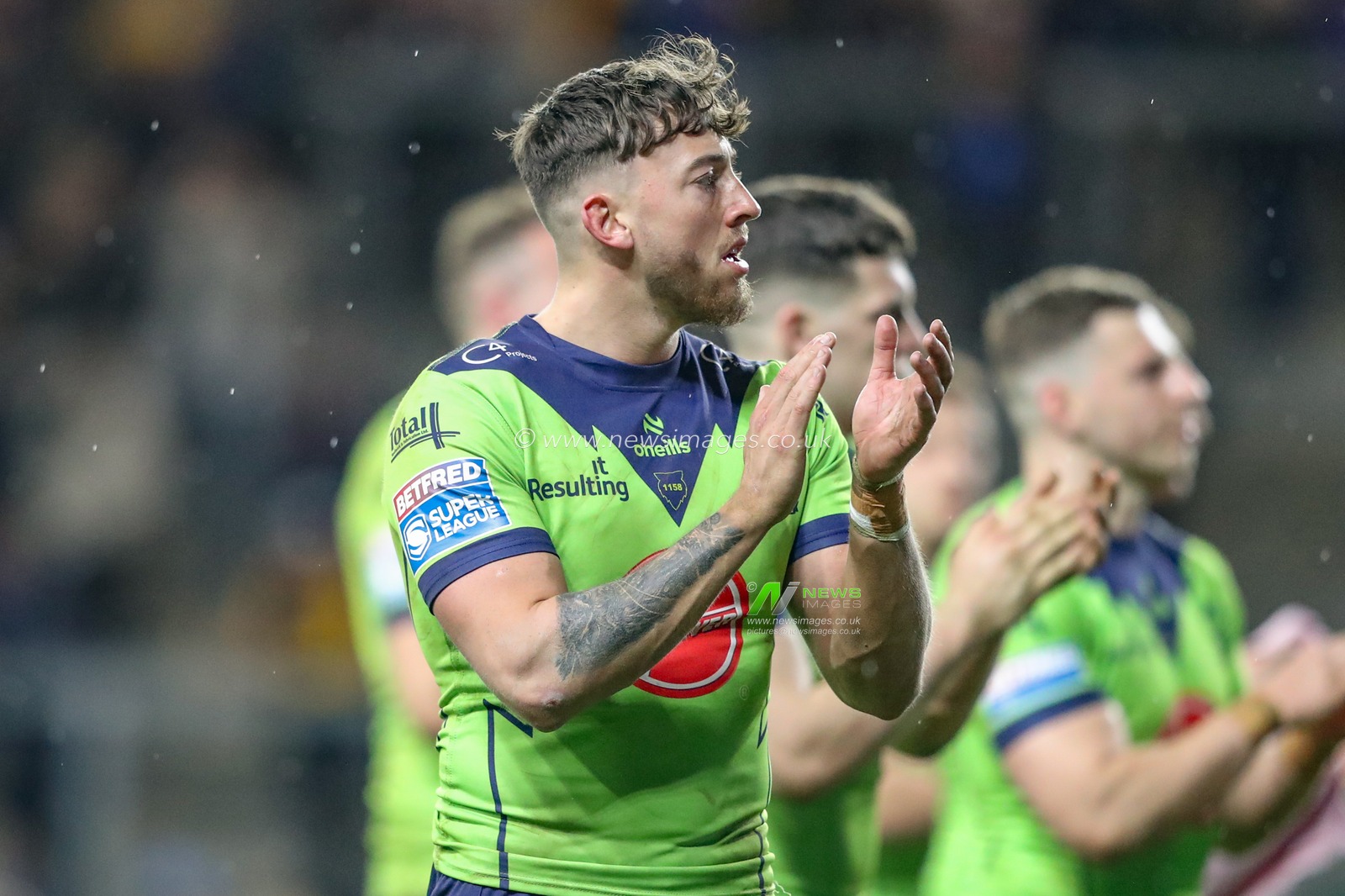 Warrington players applaud the travelling fans after the game during the Betfred Super League Round 7 match Leeds Rhinos vs Warrington Wolves at Headingley Stadium, Leeds, United Kingdom, 5th April 2024

(Photo by Alfie Cosgrove/News Images)