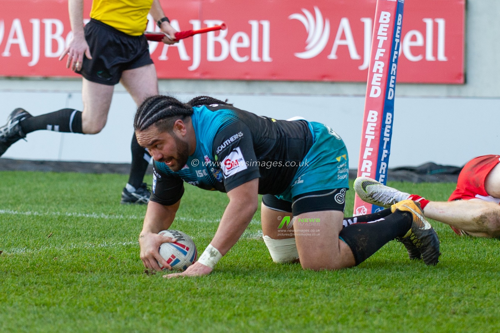 17th February 2019 ,  AJ Bell Stadium, Salford, England;  Betfred Super League, Round 10, Salford Red Devils vs Leeds Rhinos ; Konrad Hurrell (4) of Leeds Rhinos scores 

Credit: Richard Long/News Images