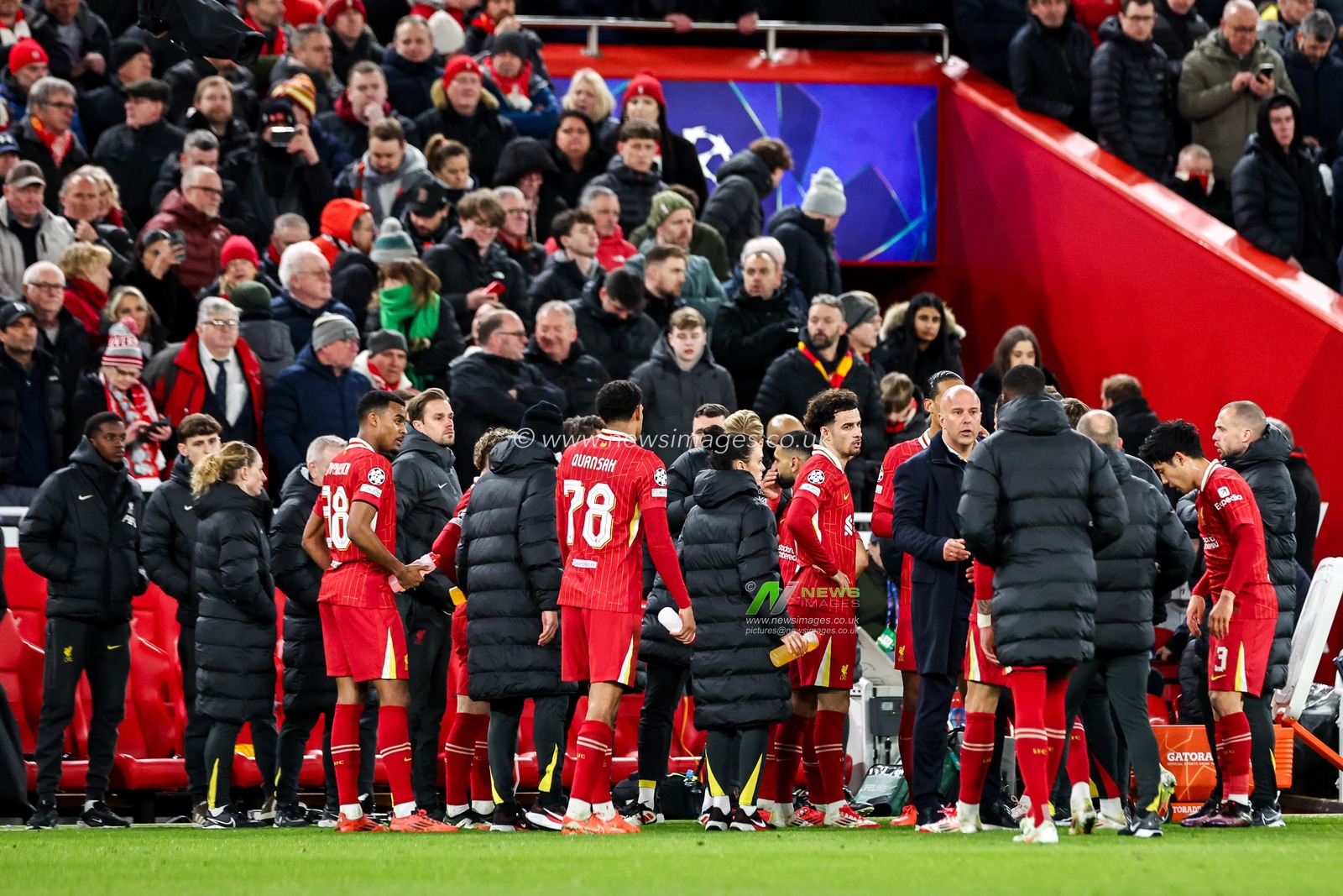 Arne Slot of Liverpool speaks to the team during the UEFA Champions League Last 16 match Liverpool vs Paris Saint-Germain at Anfield, Liverpool, United Kingdom, 11th March 2025

(Photo by Mark Cosgrove/News Images)