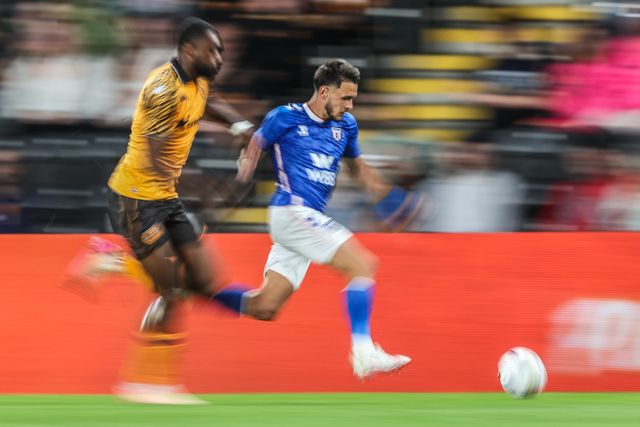 Enzo Le Fee of Sunderland breaks with the ball during the Pre-season friendly match Hull City vs Sunderland at MKM Stadium, Hull, United Kingdom, 29th July 2025

(Photo by Alfie Cosgrove/News Images)