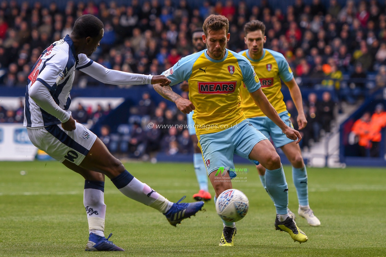 27th April 2019, The Hawthorns, West Bromwich, England; Sky Bet Championship, West Bromwich Albion vs Rotherham United ; Rekeem Harper (34) of West Bromwich Albion crosses the ball under pressure


Credit: Gareth Dalley/News Images

English Football League images are subject to DataCo Licence