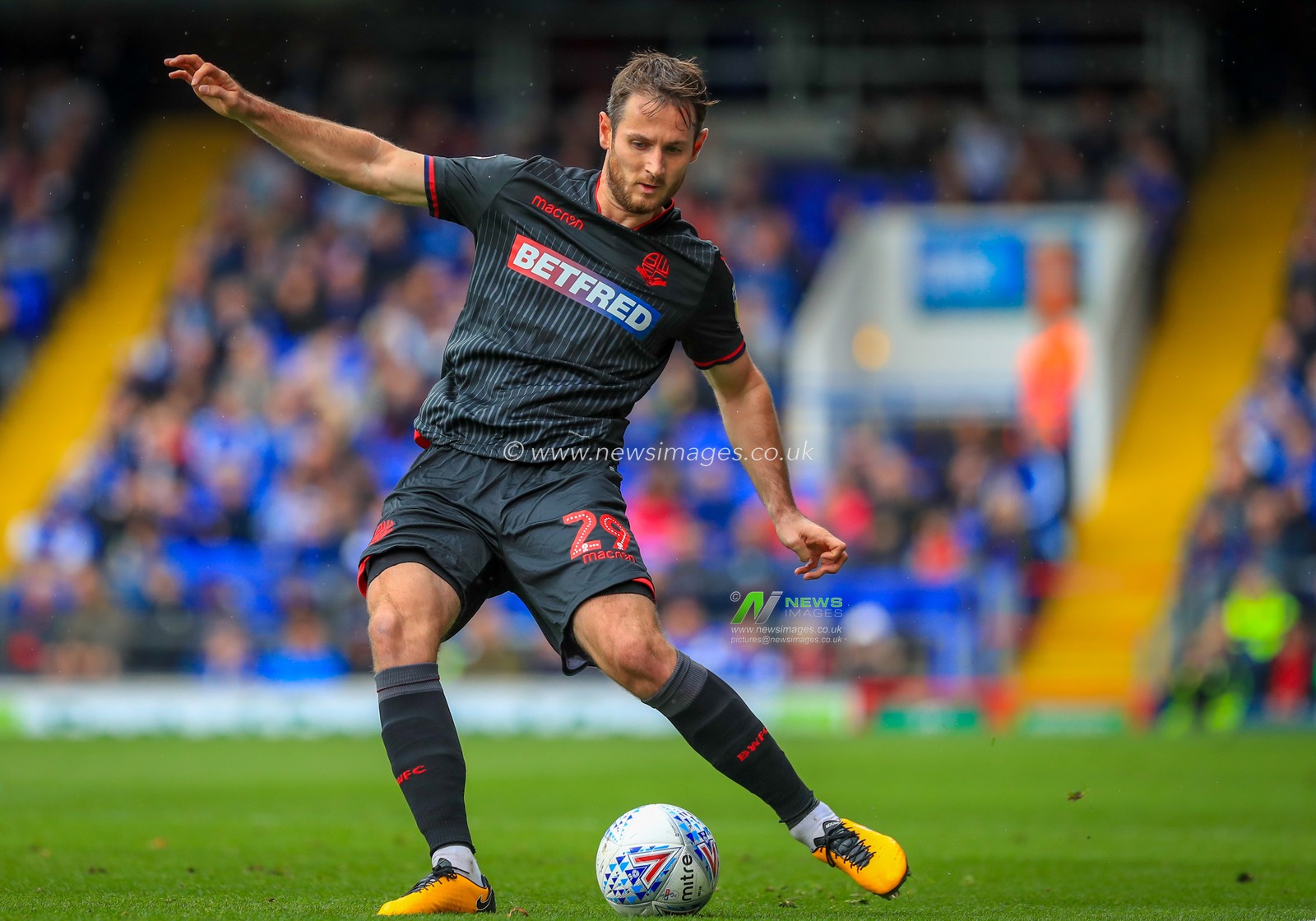22nd September 2018, Portman Road, Ipswich, England; Sky Bet Championship Ipswich Town v Bolton Wonderers ; Jonathan Grounds (29) of Bolton on the ball.

Credit: Georgie Kerr/News Images

EDITORIAL USE ONLY No use with unauthorised audio, video, data, fixture lists, club/league logos or 'live' services. Online in-match use limited to 45 images, no video emulation. No use in betting, games or single club/league/player publications and all English Football League images are subject to DataCo Licence