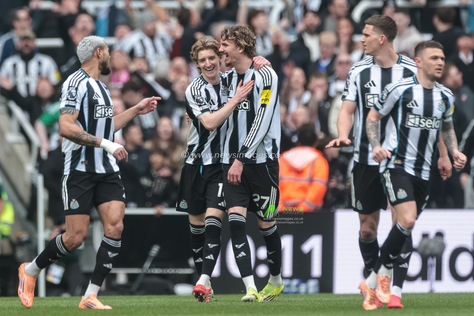 Anthony Gordon of Newcastle United celebrates his goal to make it 1-0 during the Premier League match Newcastle Untied vs Sunderland at St. James's Park, Newcastle, United Kingdom on 22 March 2026

(Photo by Mark Cosgrove/News Images)