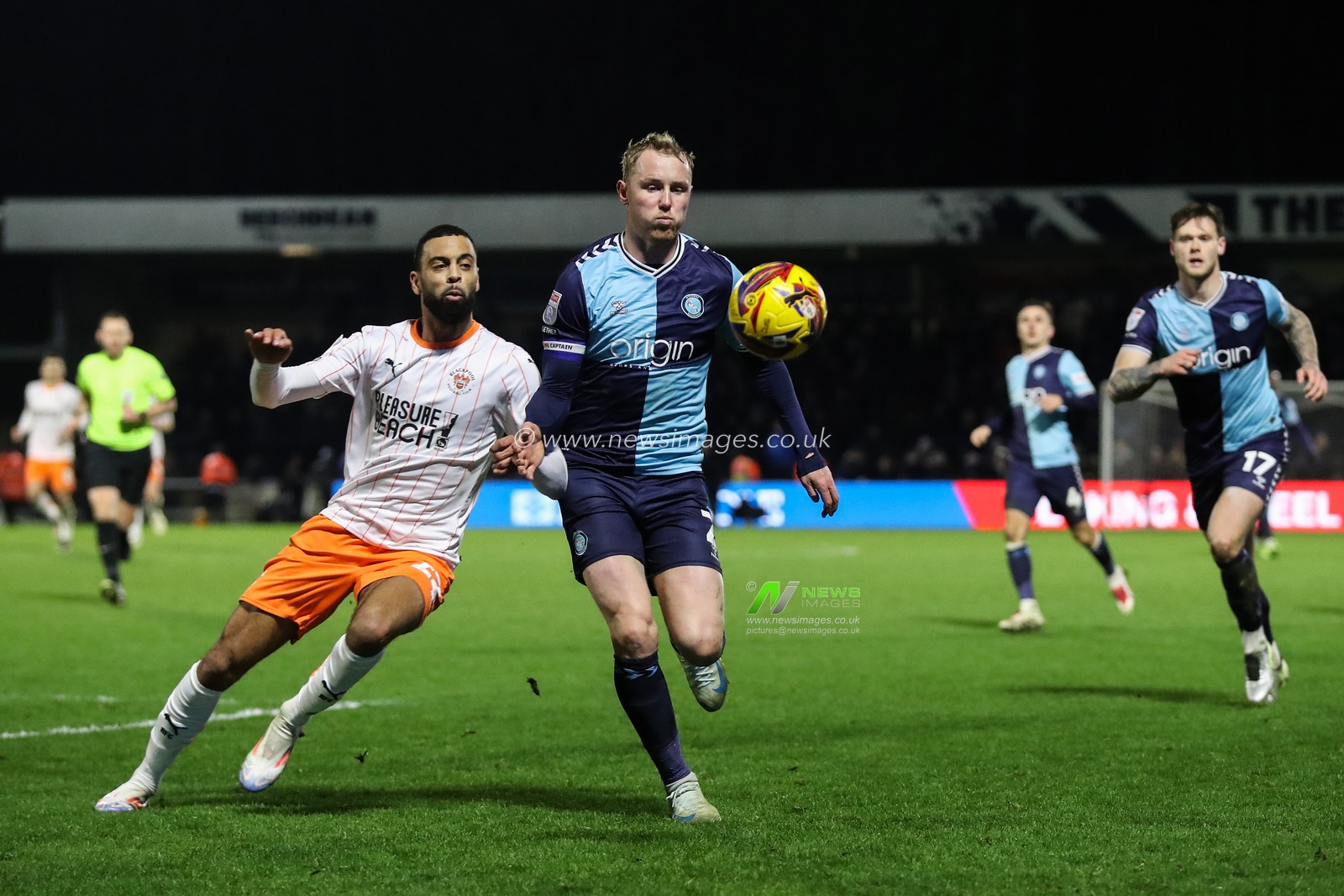 CJ Hamilton of Blackpool and Jack Grimmer of Wycombe Wanderers battle for the ball during the Sky Bet League 1 match Wycombe Wanderers vs Blackpool at Adams Park, High Wycombe, United Kingdom, 4th January 2025

(Photo by Gareth Evans/News Images)
