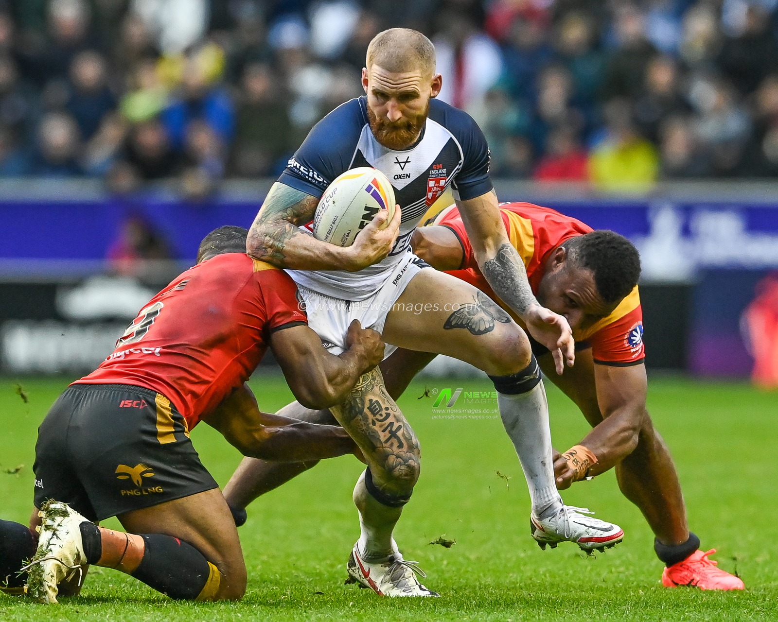 Sam Tomkins of England is tackled by Edwin Ipape and Wesser Tenza of Papua New Guinea during the Rugby League World Cup 2021 Quarter Final match England vs Papua New Guinea at DW Stadium, Wigan, United Kingdom, 5th November 2022

(Photo by Craig Thomas/News Images)