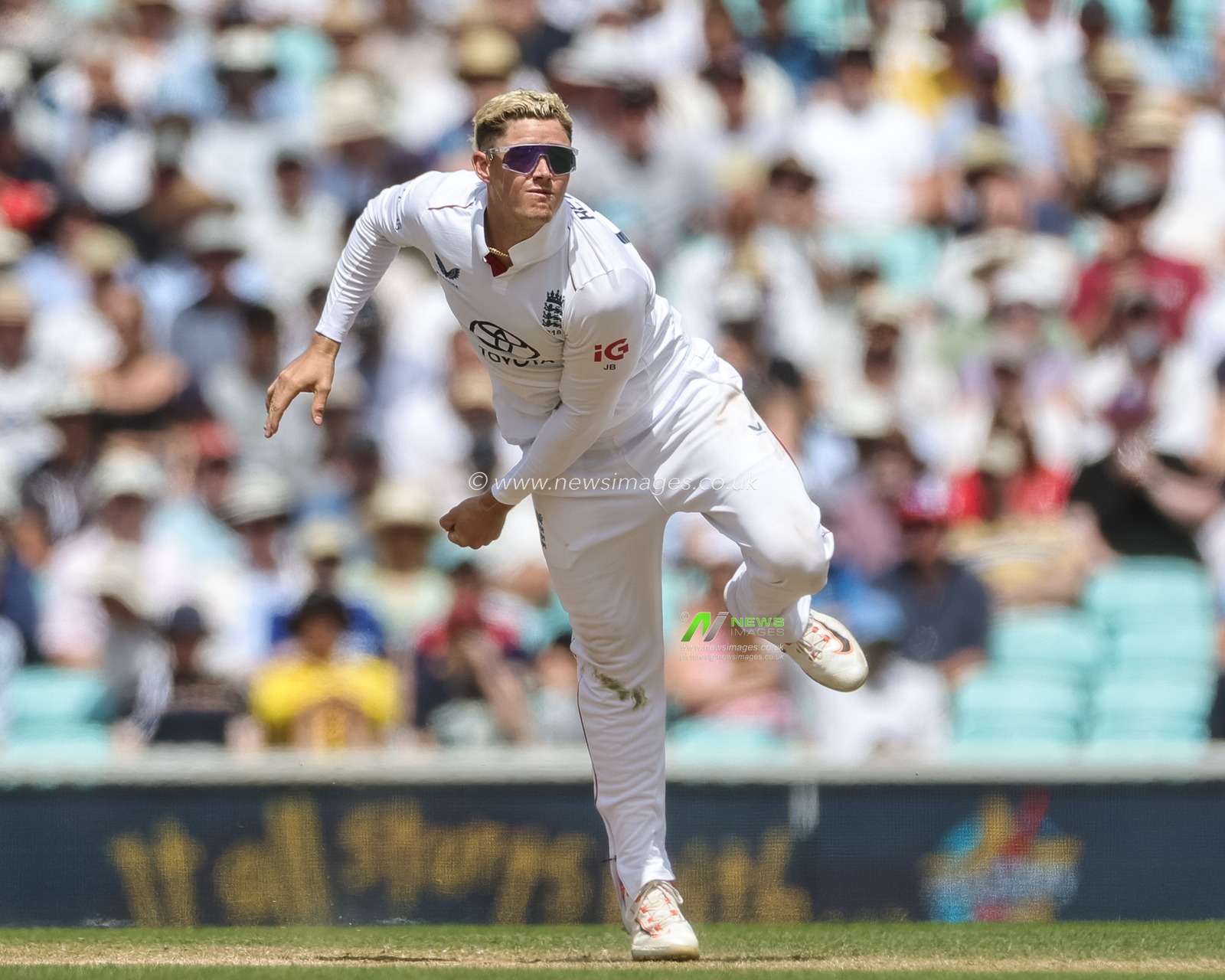 Jacob Bethell of England delivers the ball during the 2nd Rothesay Test Match Day 4 match England vs New Zealand at The Kia Oval, London, United Kingdom on 20 June 2026

(Photo by Mark Cosgrove/News Images)