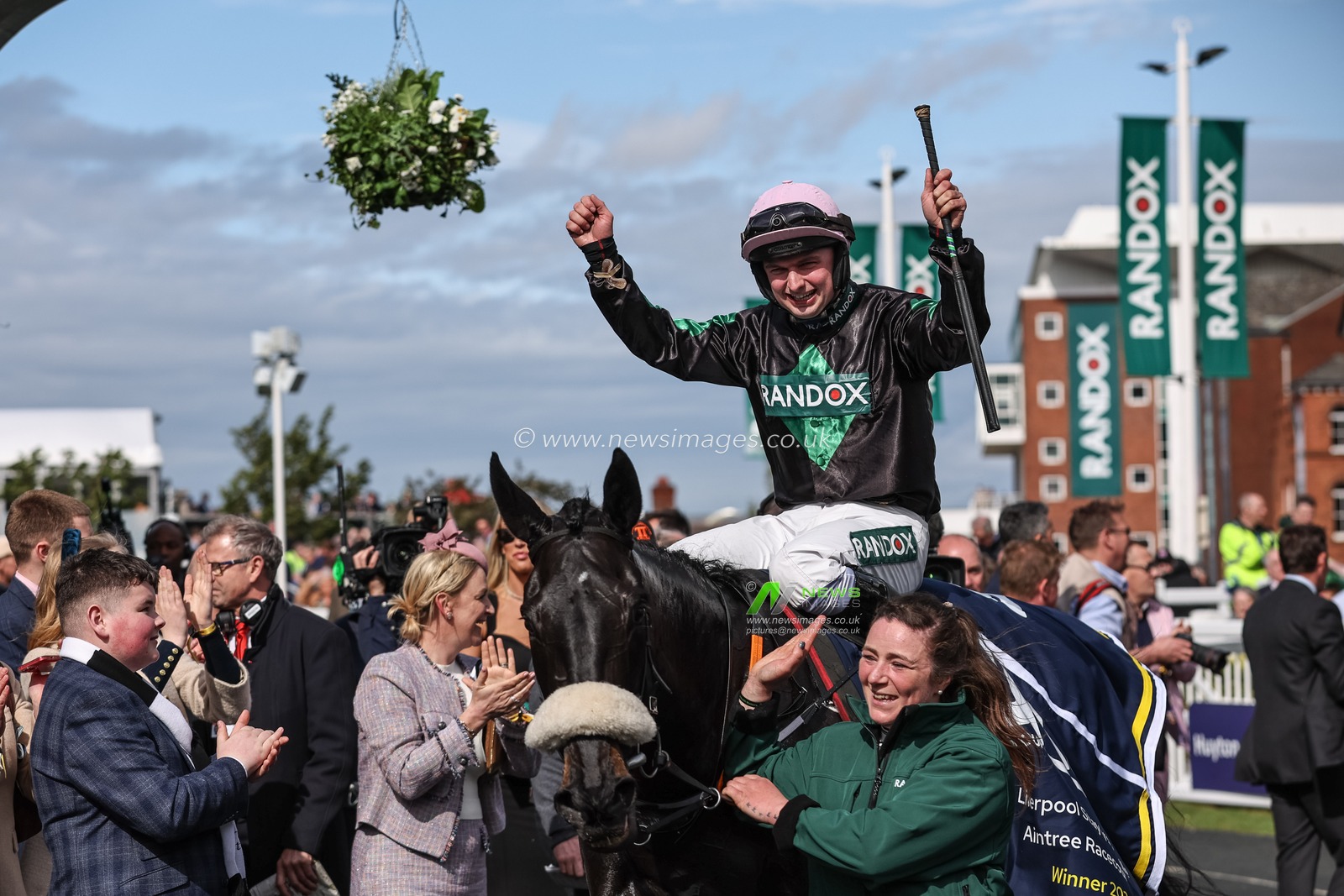 Strong Leader ridden by Sean Bowen and trained by Olly Murphy wins the wins the 15:05 My JRL Group Liverpool Hurdle during the Randox Grand National Day 2024 at Aintree Racecourse, Liverpool, United Kingdom, 13th April 2024

(Photo by Mark Cosgrove/News Images)
