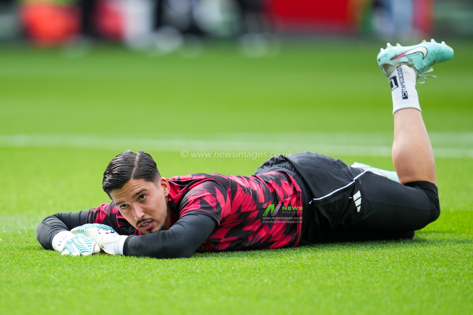 Altay Bayindir of Manchester United ahead of the Premier League match Brentford vs Manchester United at The Gtech Community Stadium, London, United Kingdom, 27th September 2025

(Photo by Harvey Murphy/News Images)
