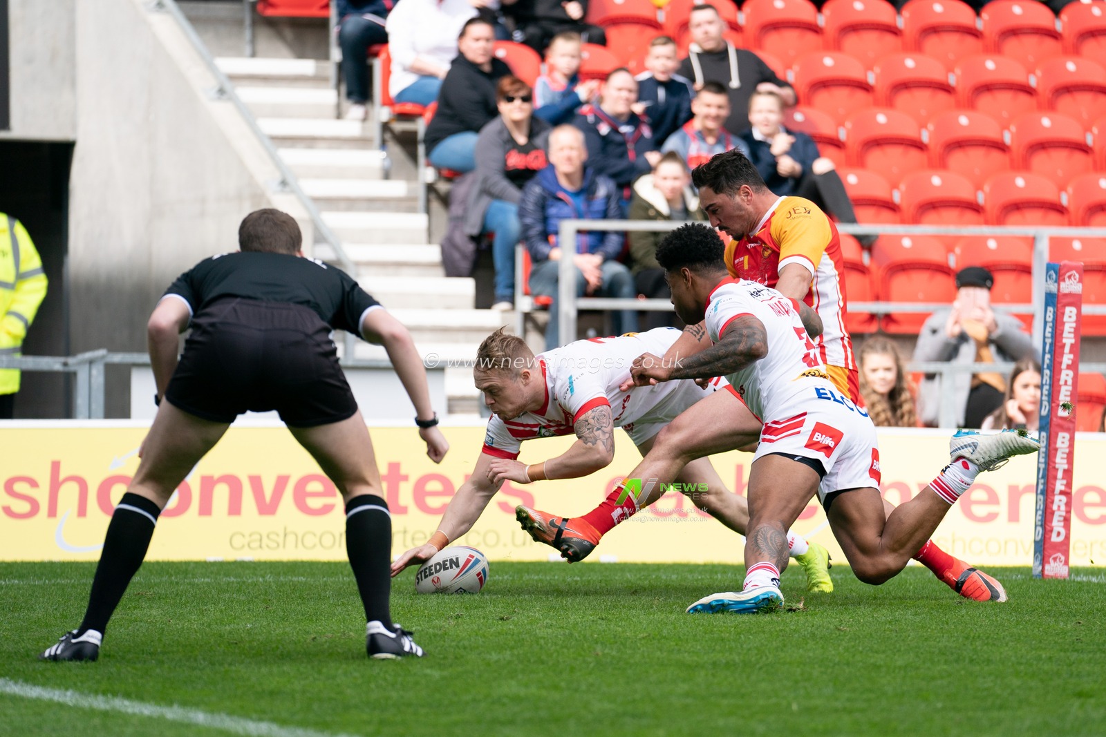 St. Helens's Adam Swift scores his sides first try


28th April 2019 , Totally Wicked Stadium, St Helens, England;  Betfred Super League, Round 13, St Helens vs Catalans Dragons ; 

Credit: Terry Donnelly/News Images