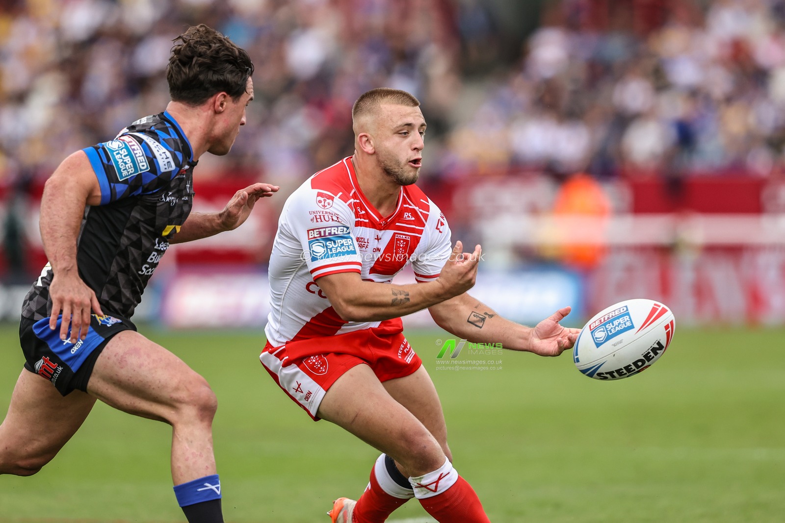 Mikey Lewis of Hull KR passes the ball during the Betfred Super League round 17 match Hull KR vs Leeds Rhinos at Sewell Group Craven Park, Kingston upon Hull, United Kingdom, 6th July 2025

(Photo by Alfie Cosgrove/News Images)