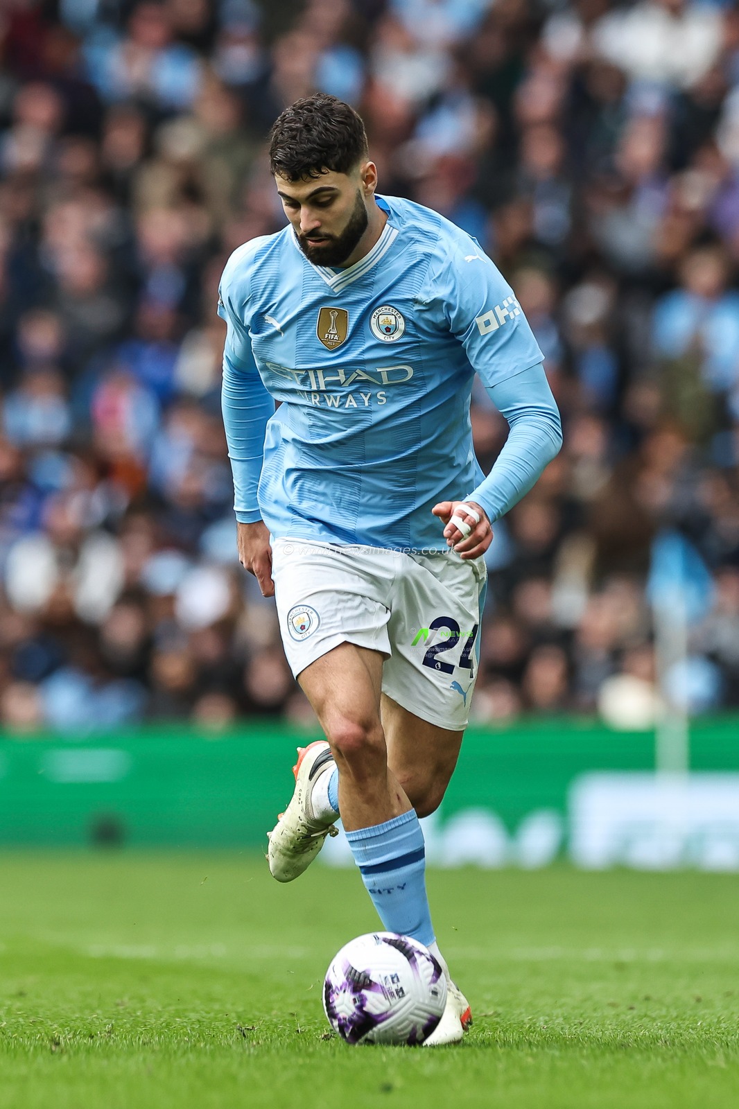 JoÅ¡ko Gvardiol of Manchester City makes a break with the ball during the Premier League match Manchester City vs Arsenal at Etihad Stadium, Manchester, United Kingdom, 31st March 2024

(Photo by Mark Cosgrove/News Images)
