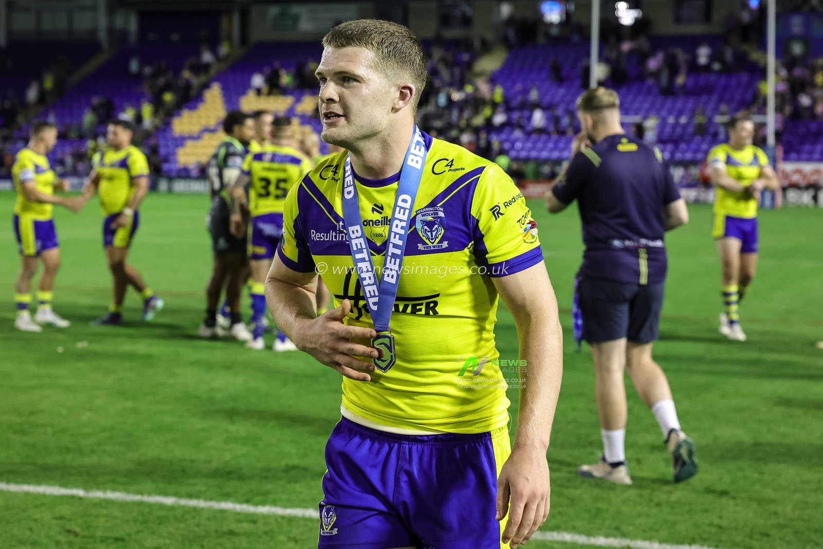 Jake Thewlis of Warrington Wolves wins Betfred man on the match during the Betfred Super League Round 22 match Warrington Wolves vs Catalans Dragons at Halliwell Jones Stadium, Warrington, United Kingdom, 14th August 2025

(Photo by Mark Cosgrove/News Images)